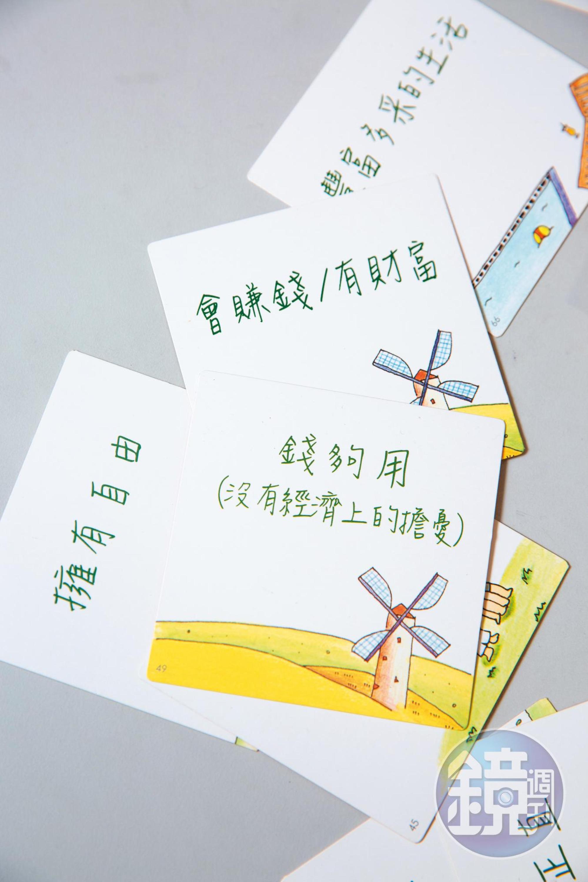 心理牌卡是佛洛阿水的諮商工具，他也常藉此跟自己對話。