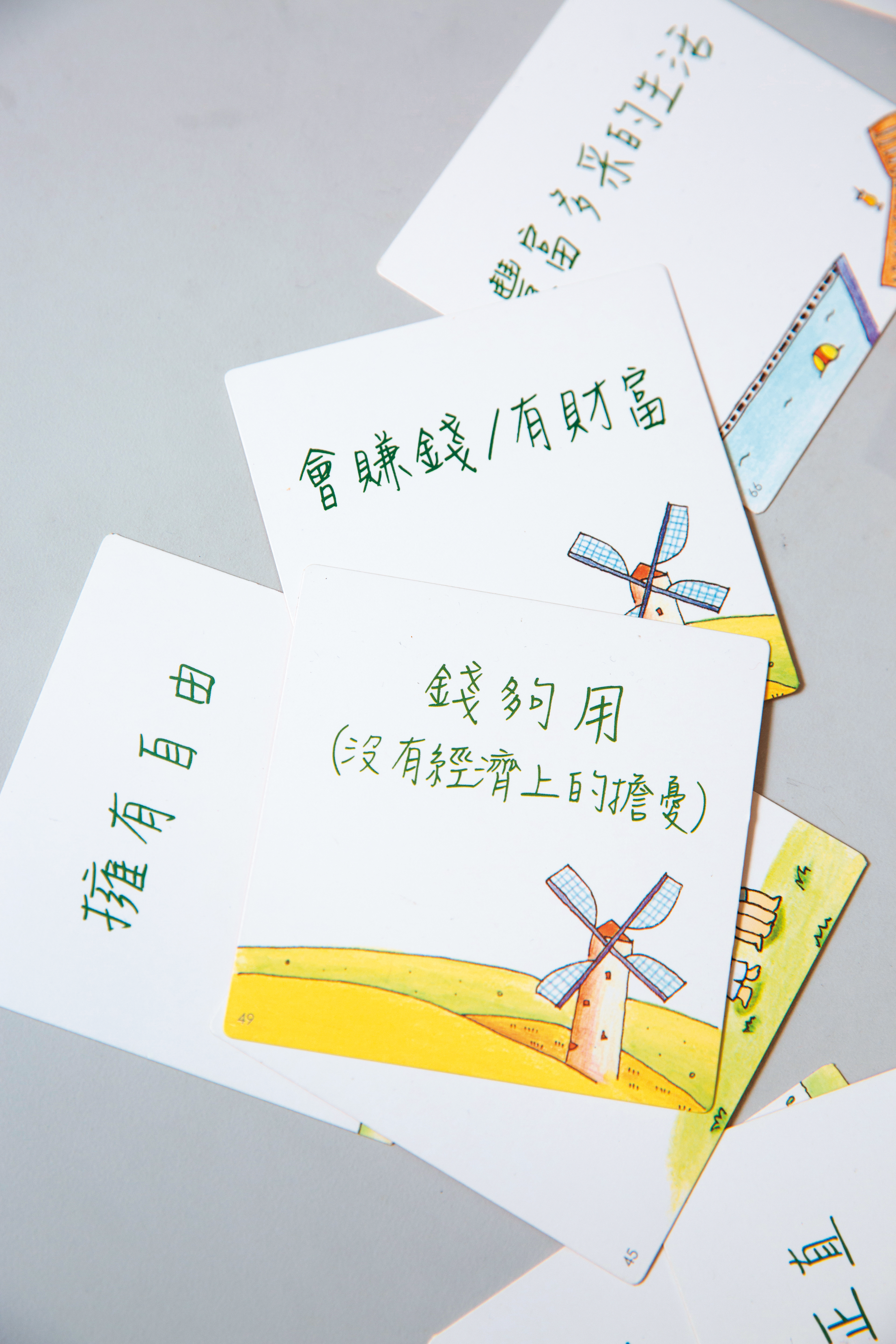 心理牌卡是佛洛阿水的諮商工具，他也常藉此跟自己對話。