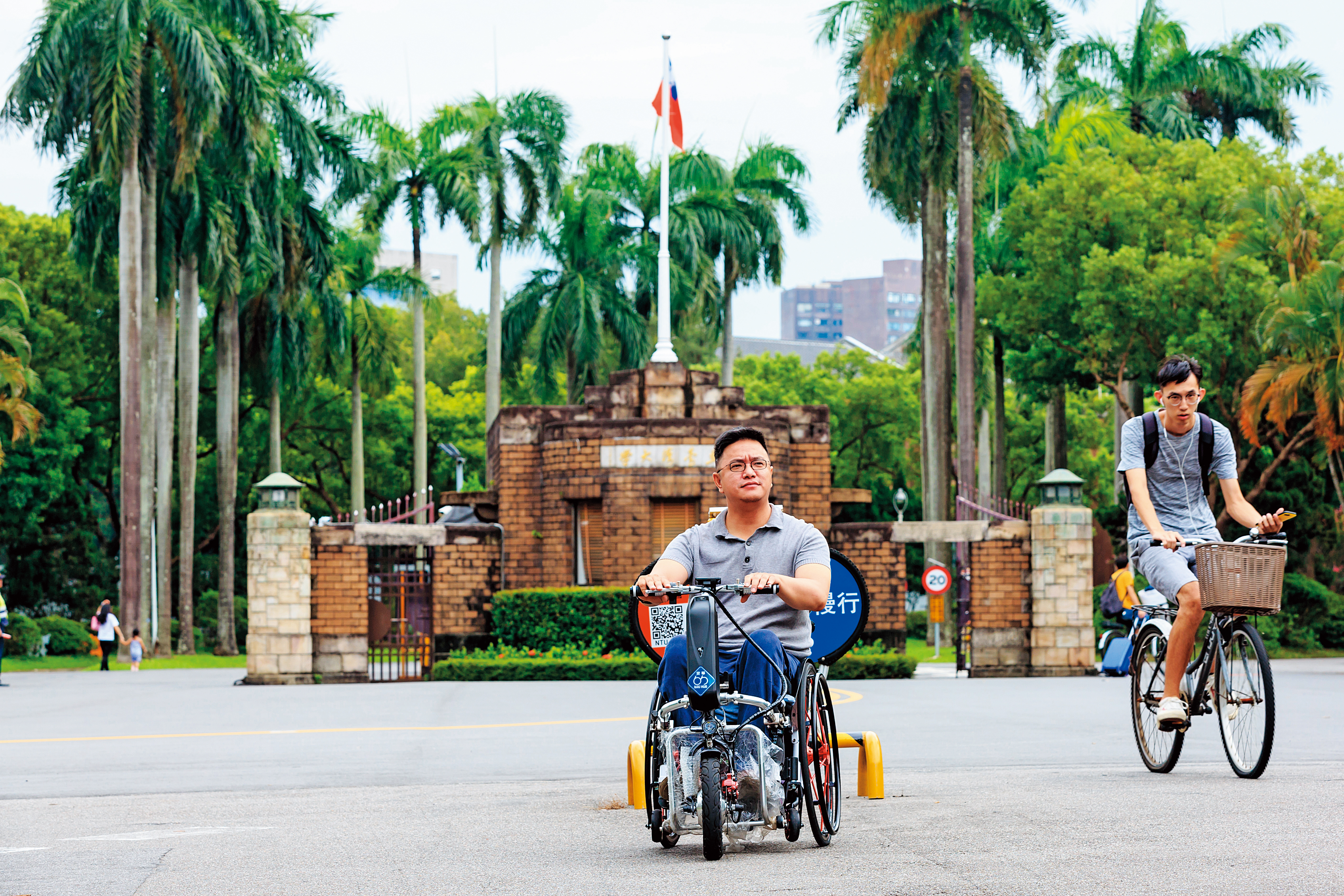 一場車禍讓佛洛阿水的人生進度落後，但他靠投資找回選擇權，今年重回台大校園攻讀博士班。