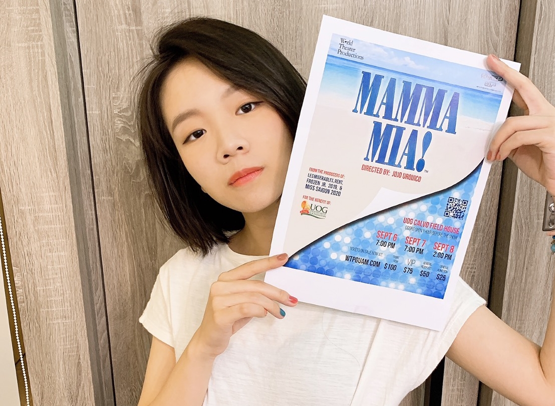 錯失演出機會，湯媛媛只能拿著媽媽咪呀海報拍照自爽。（杉朋娛樂提供）