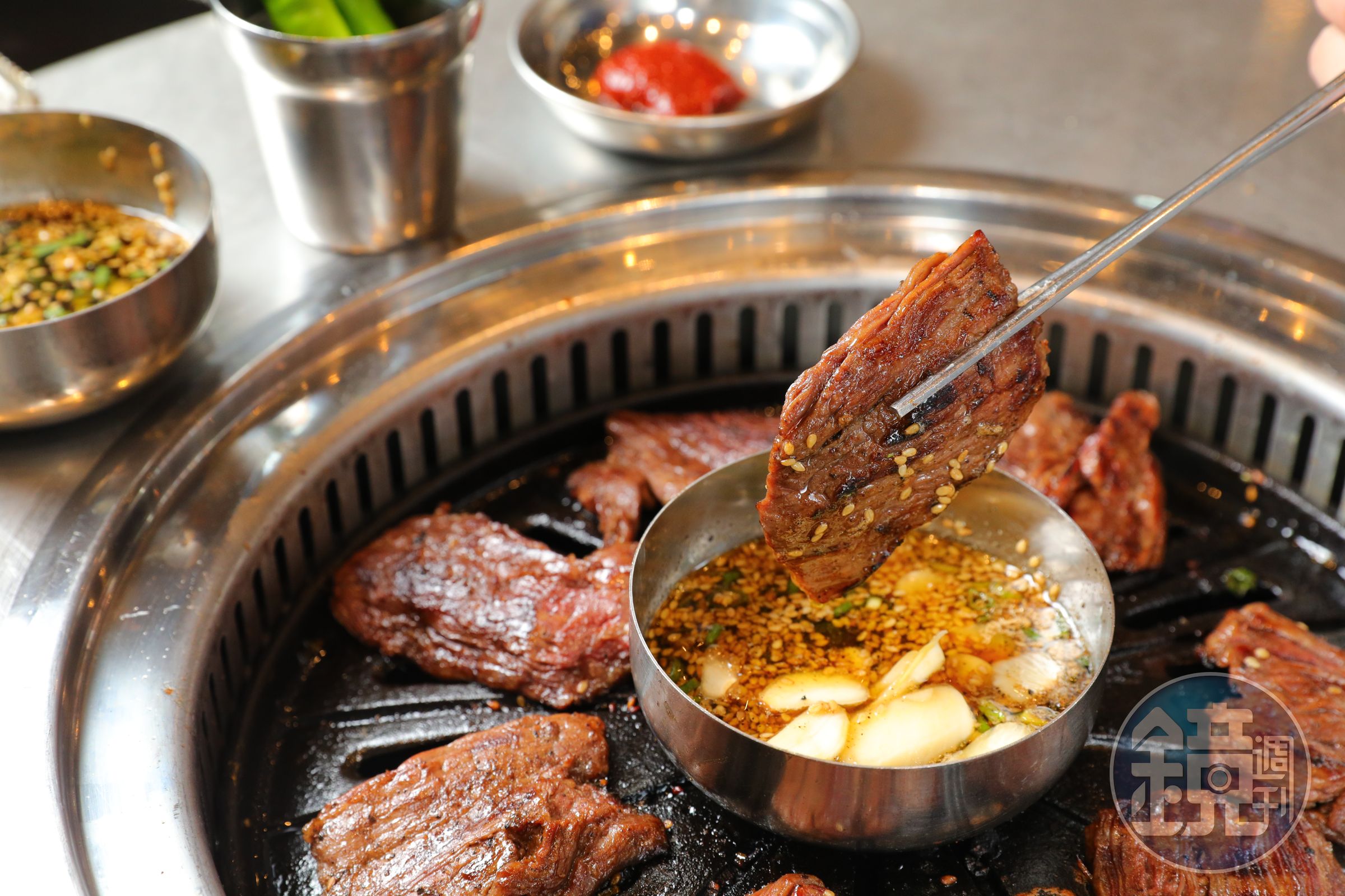 「牛肝連肉」推薦蘸熱呼呼的蒜片醬，想口味更重，和蒜片同吃，更涮嘴。（390元／份，一份約6oz）