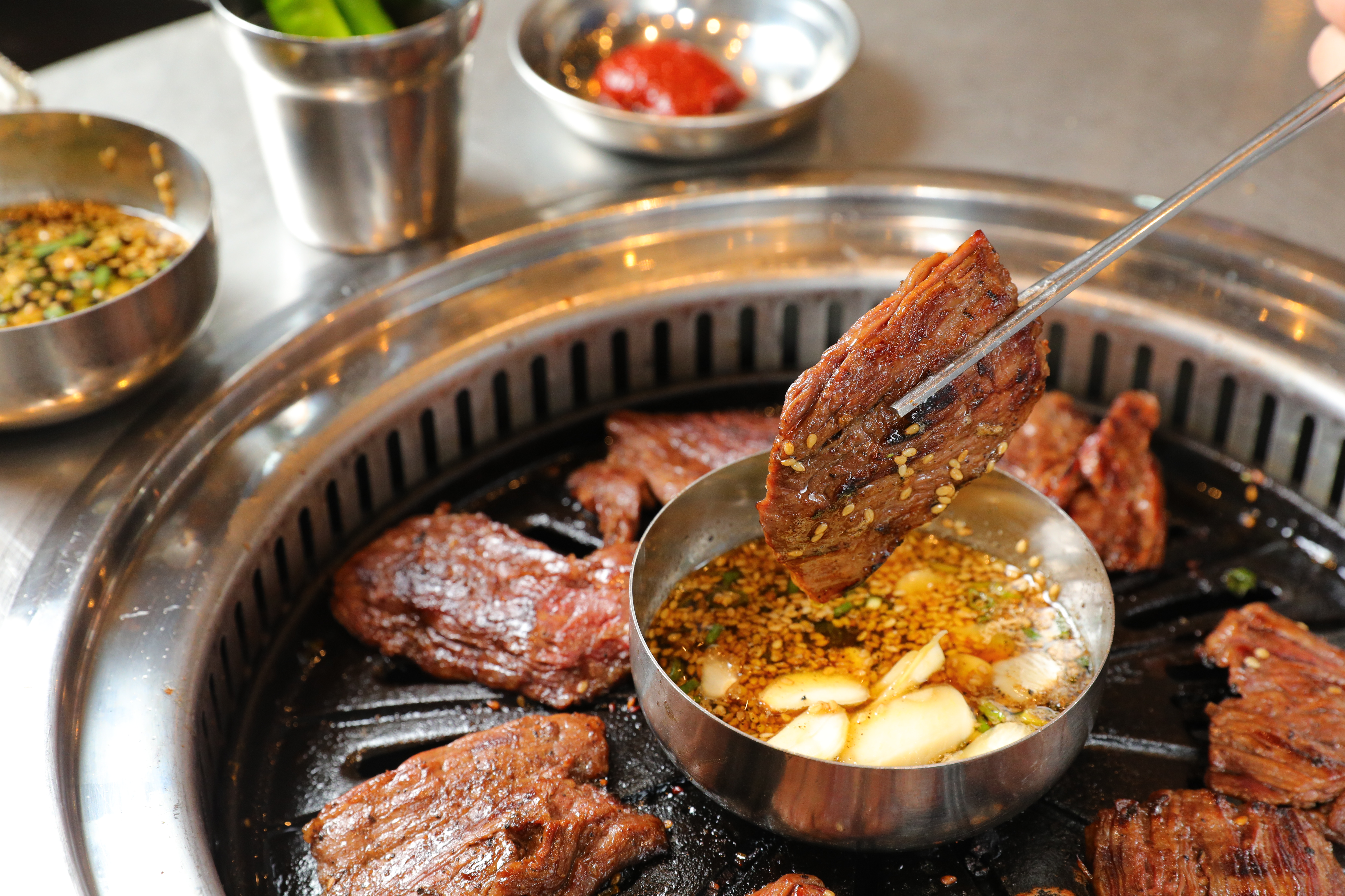 「牛肝連肉」推薦蘸熱呼呼的蒜片醬，想口味更重，和蒜片同吃，更涮嘴。（390元／份，一份約6oz）