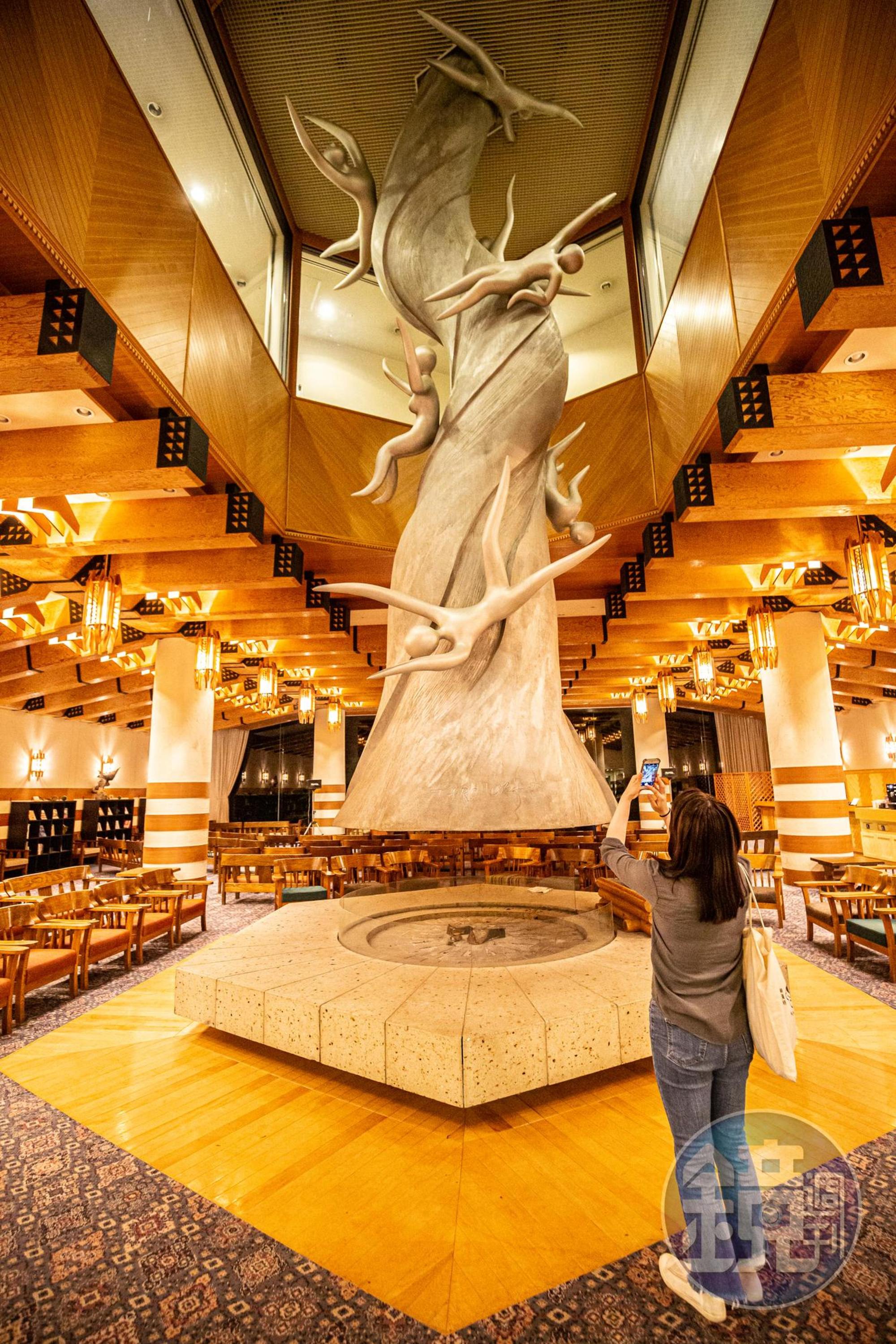 大廳西館的《河神》雕塑為鋁合金材質，活潑的精靈在上頭嬉戲，忍不住拍照收藏。