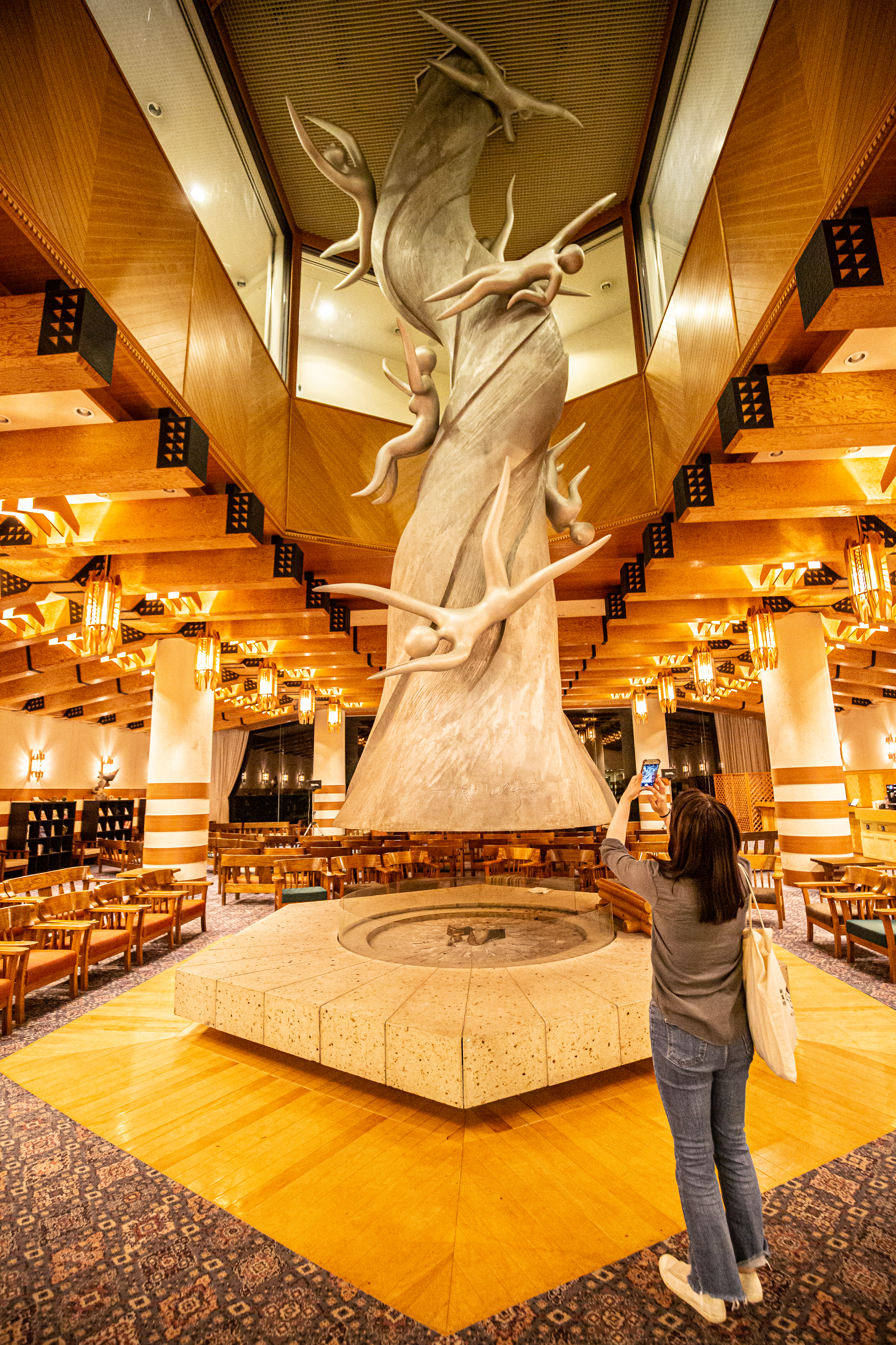 大廳西館的《河神》雕塑為鋁合金材質，活潑的精靈在上頭嬉戲，忍不住拍照收藏。