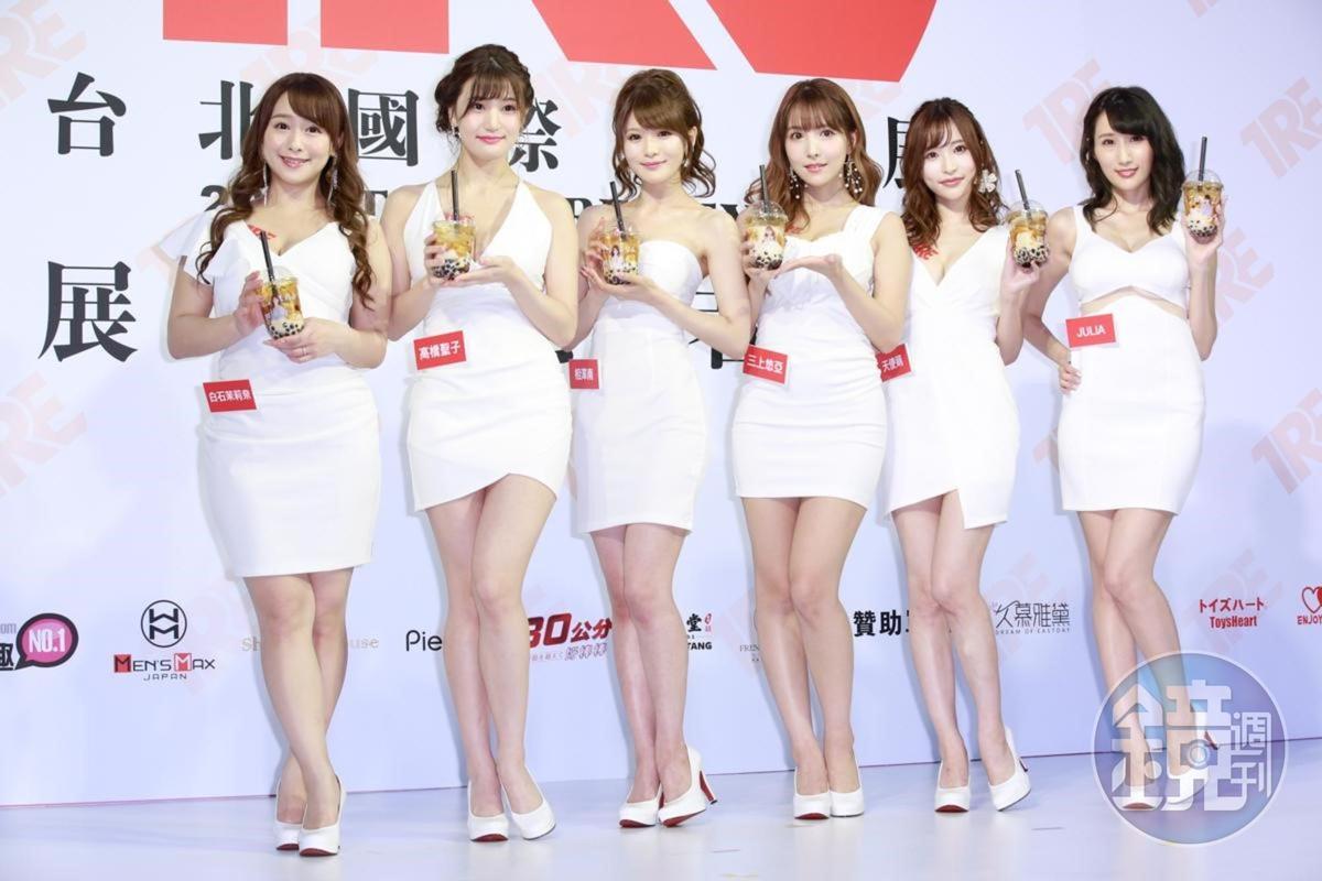 白石茉莉奈(左起)、高橋聖子、相澤南、三上悠亞、天使萌、Julia 6大AV天后同台,誰站C位、誰先出場,背後都是一門學問。