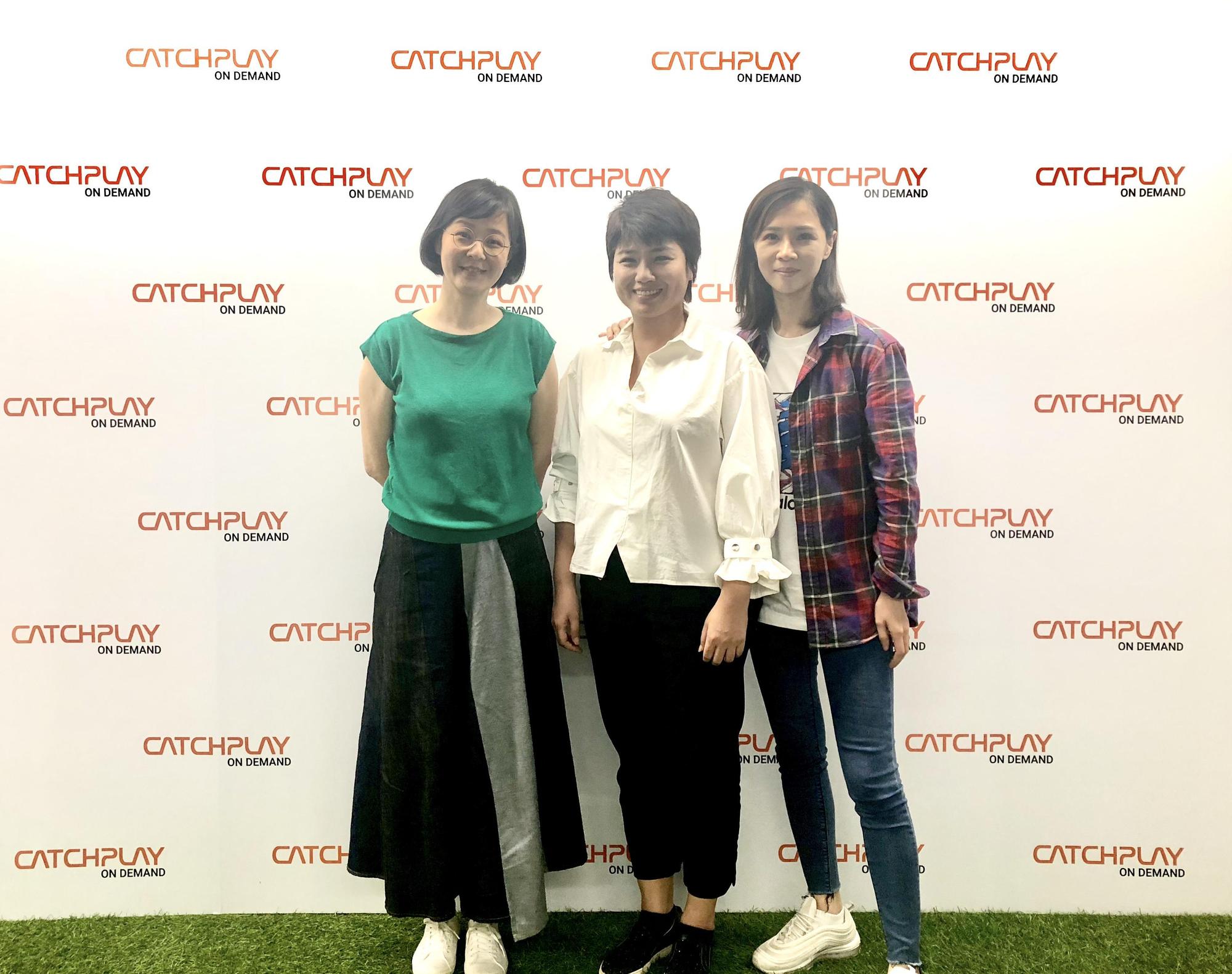 《俗女養成記》原作者江鵝(左起)、嚴藝文、謝盈萱等人再上直播,與網友線上互動。(CatchPlay提供)