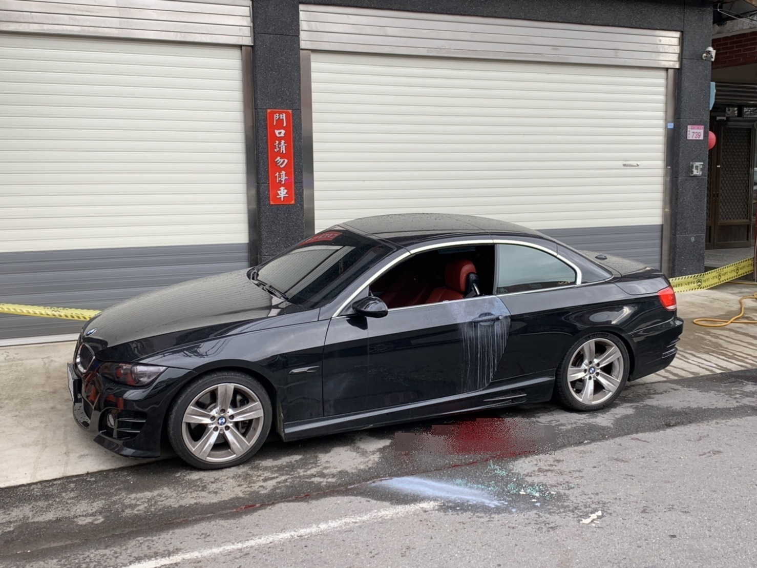 江姓角頭車旁留下大量血跡。（翻攝畫面） 