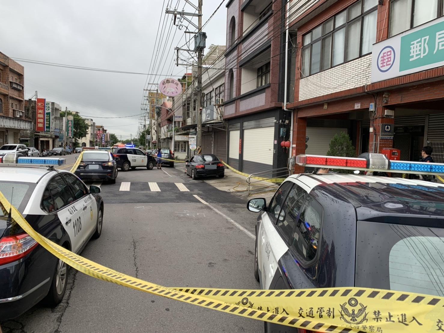 江姓角頭自家前遭槍擊身亡，警方在現場拉起封鎖線。（翻攝畫面）