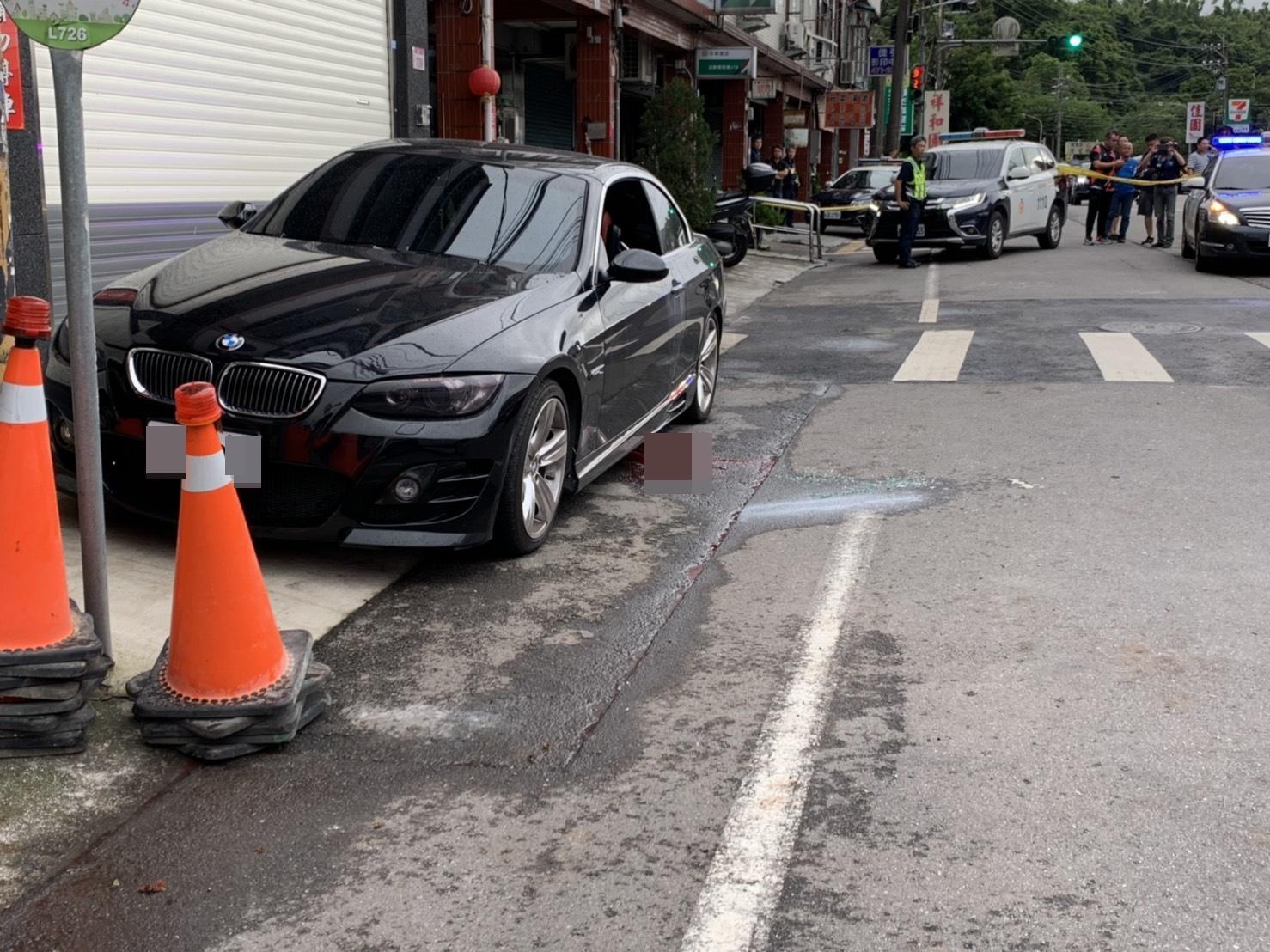 江姓角頭車旁留下大量血跡。(翻攝畫面)