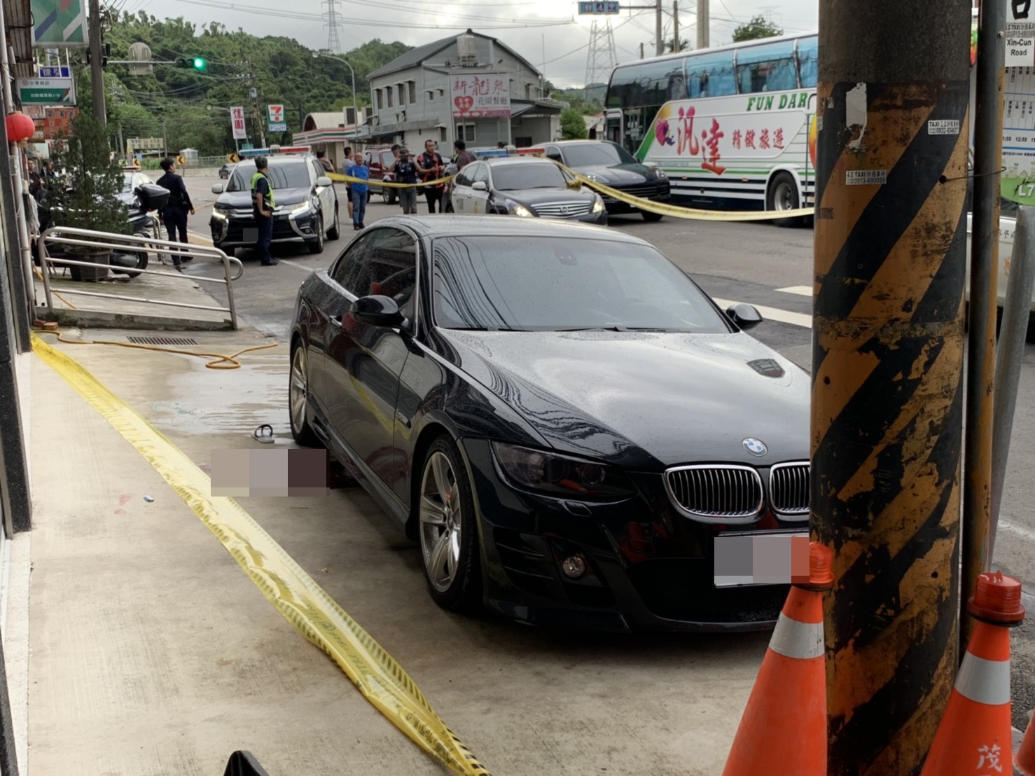 江姓角頭自家前遭槍擊身亡，警方在現場拉起封鎖線。（翻攝畫面）