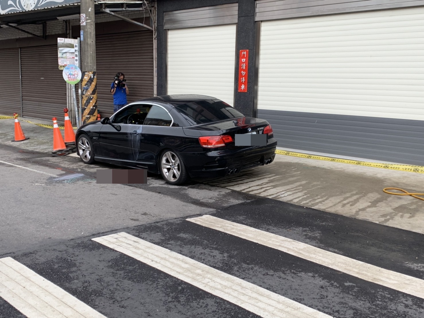 江姓角頭車旁留下大量血跡。（翻攝畫面）