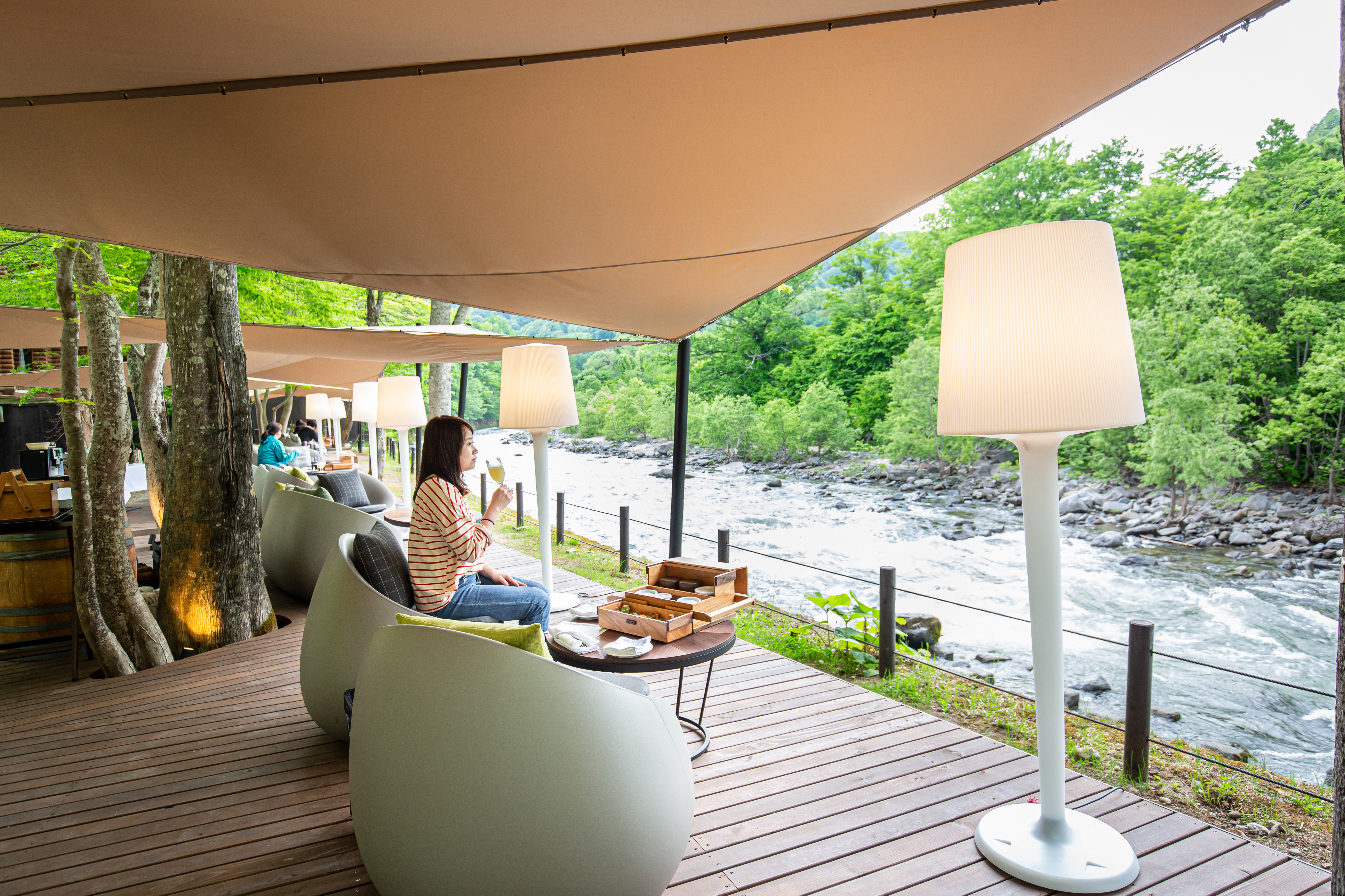 「溪流露台早餐」搭配眼前奧入瀨溪流美景，是很難忘的體驗。