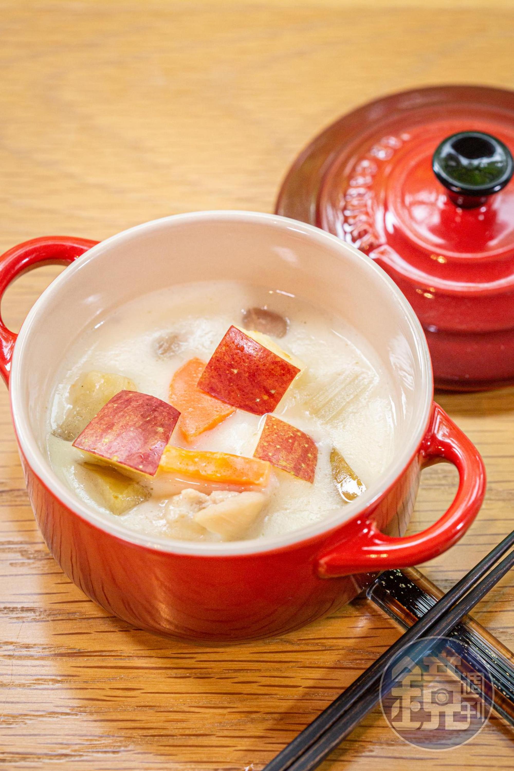 加入蘋果燉煮的「奶油雞肉燉蘋果」，香甜加分。（晚餐限定）