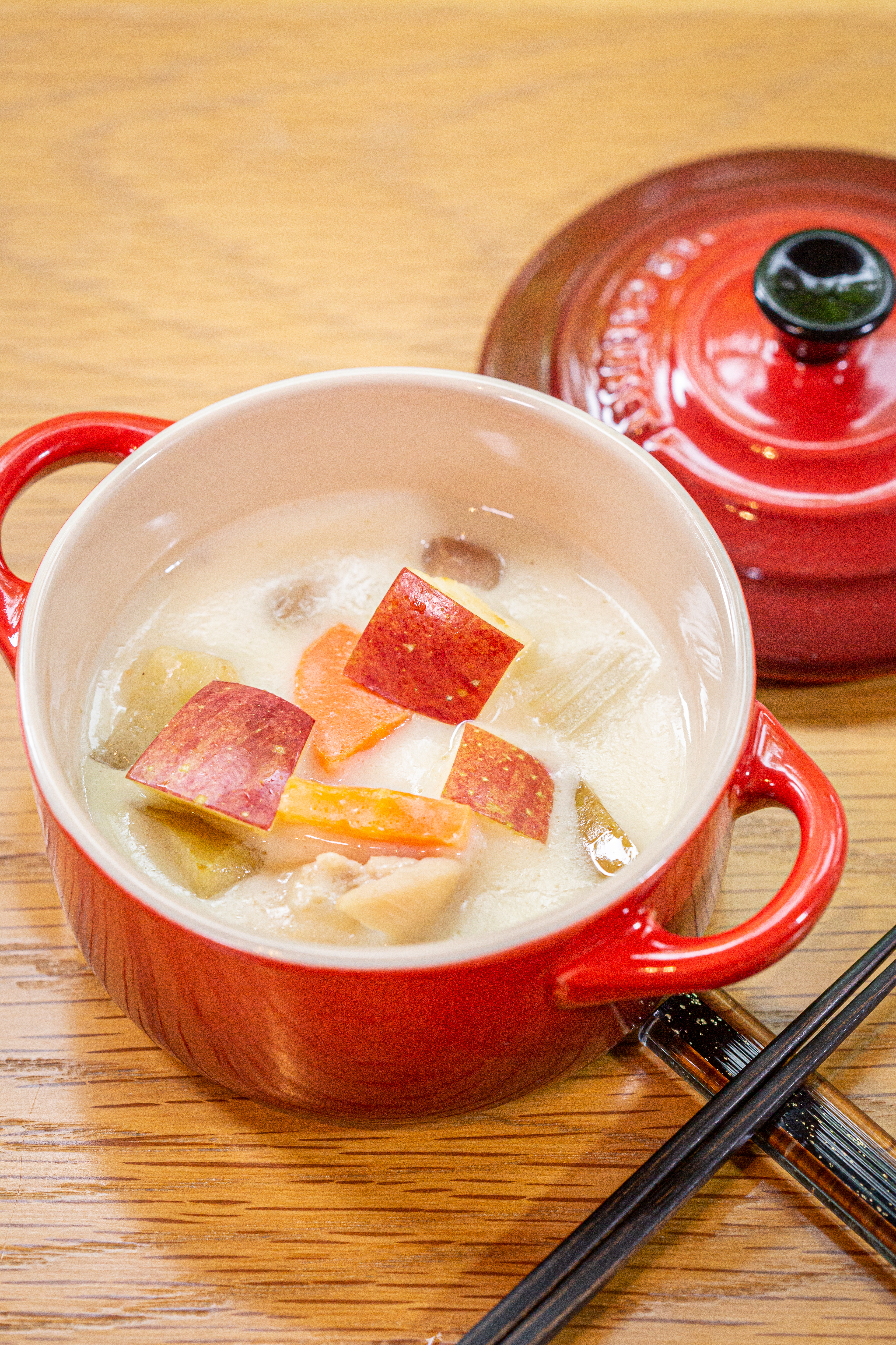 加入蘋果燉煮的「奶油雞肉燉蘋果」，香甜加分。（晚餐限定）