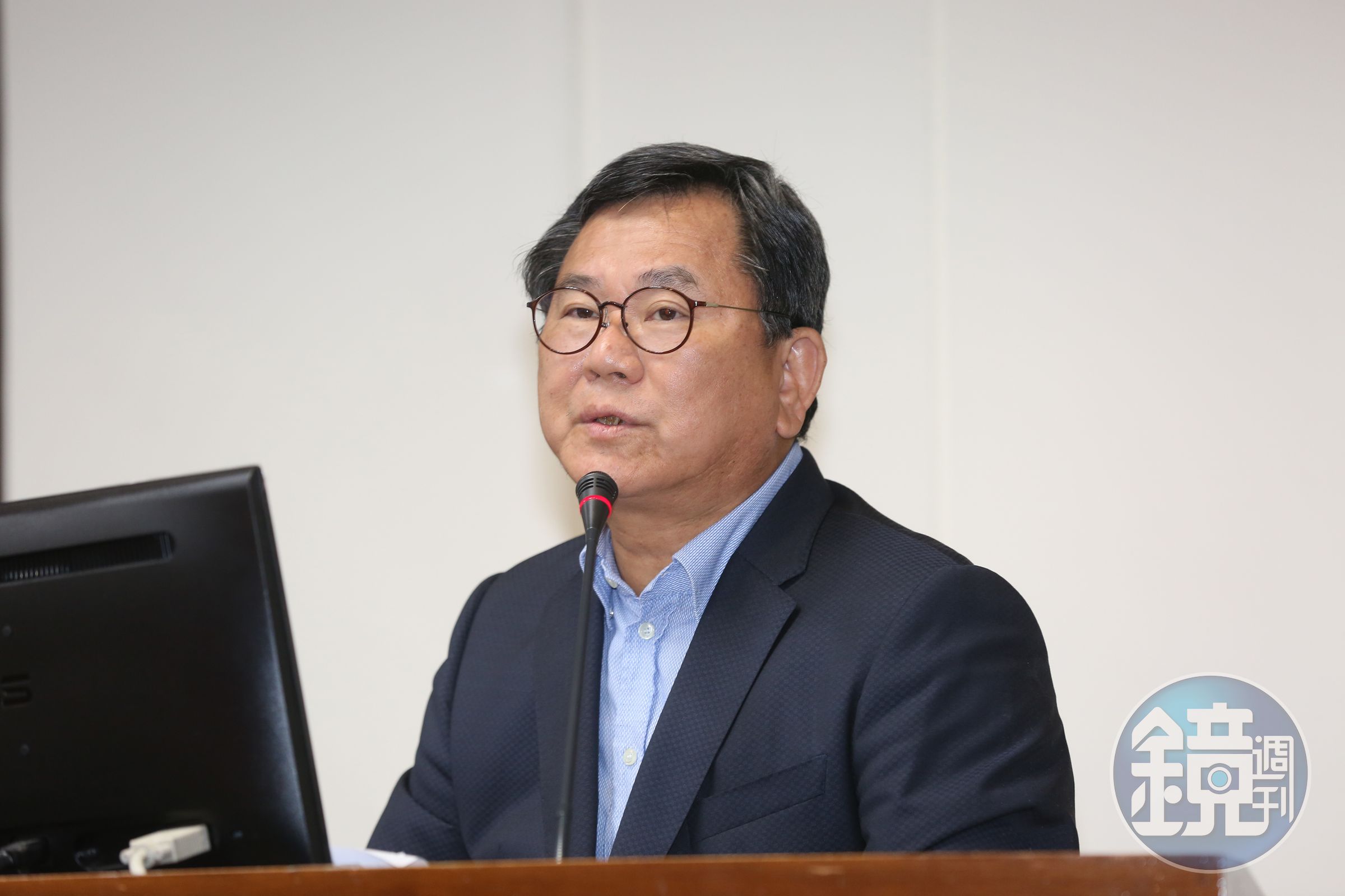民進黨立委陳明文因在高鐵遺失裝有300萬現金的行李箱，引發軒然大波。