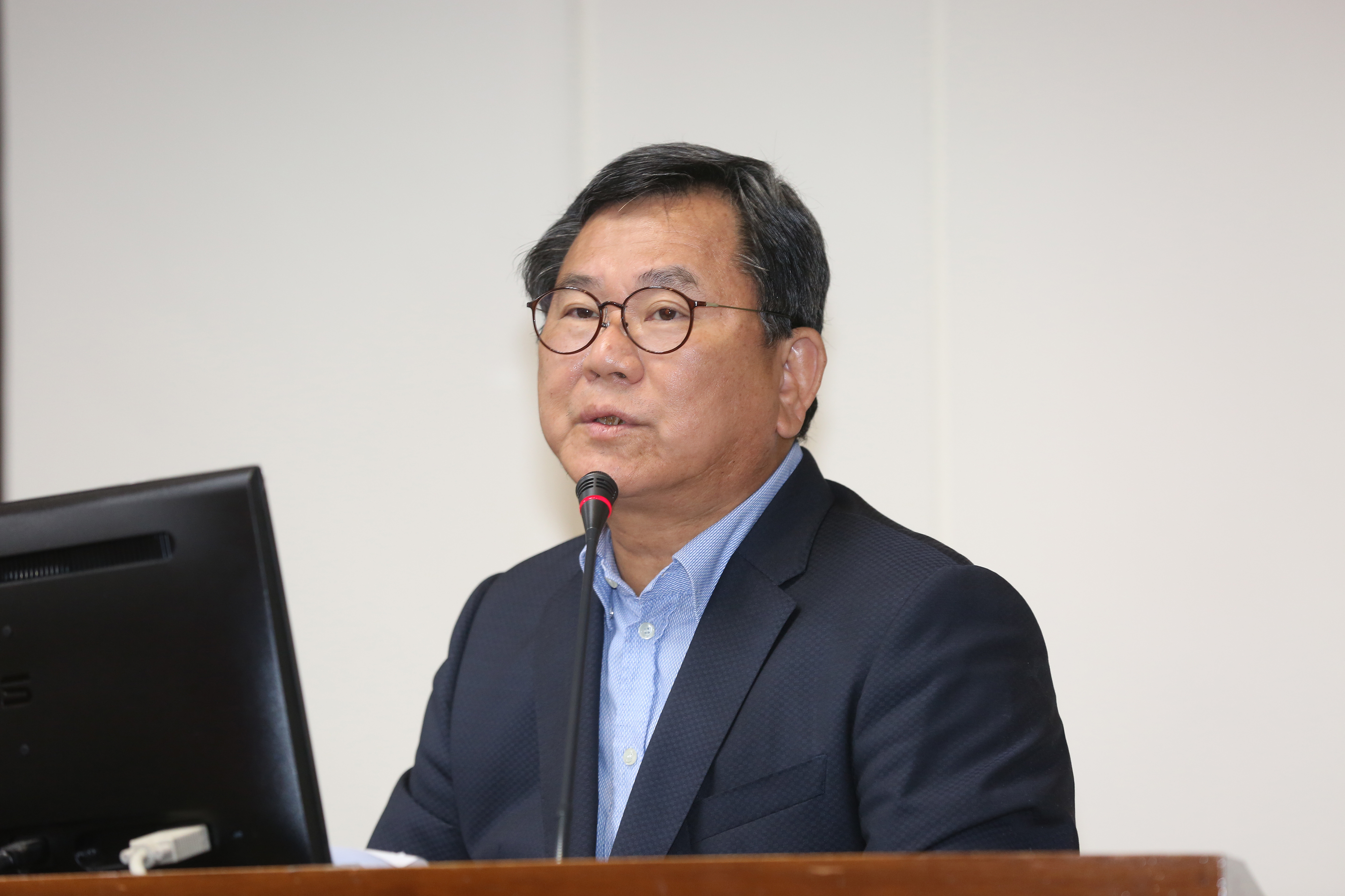 民進黨立委陳明文因在高鐵遺失裝有300萬現金的行李箱，引發軒然大波。