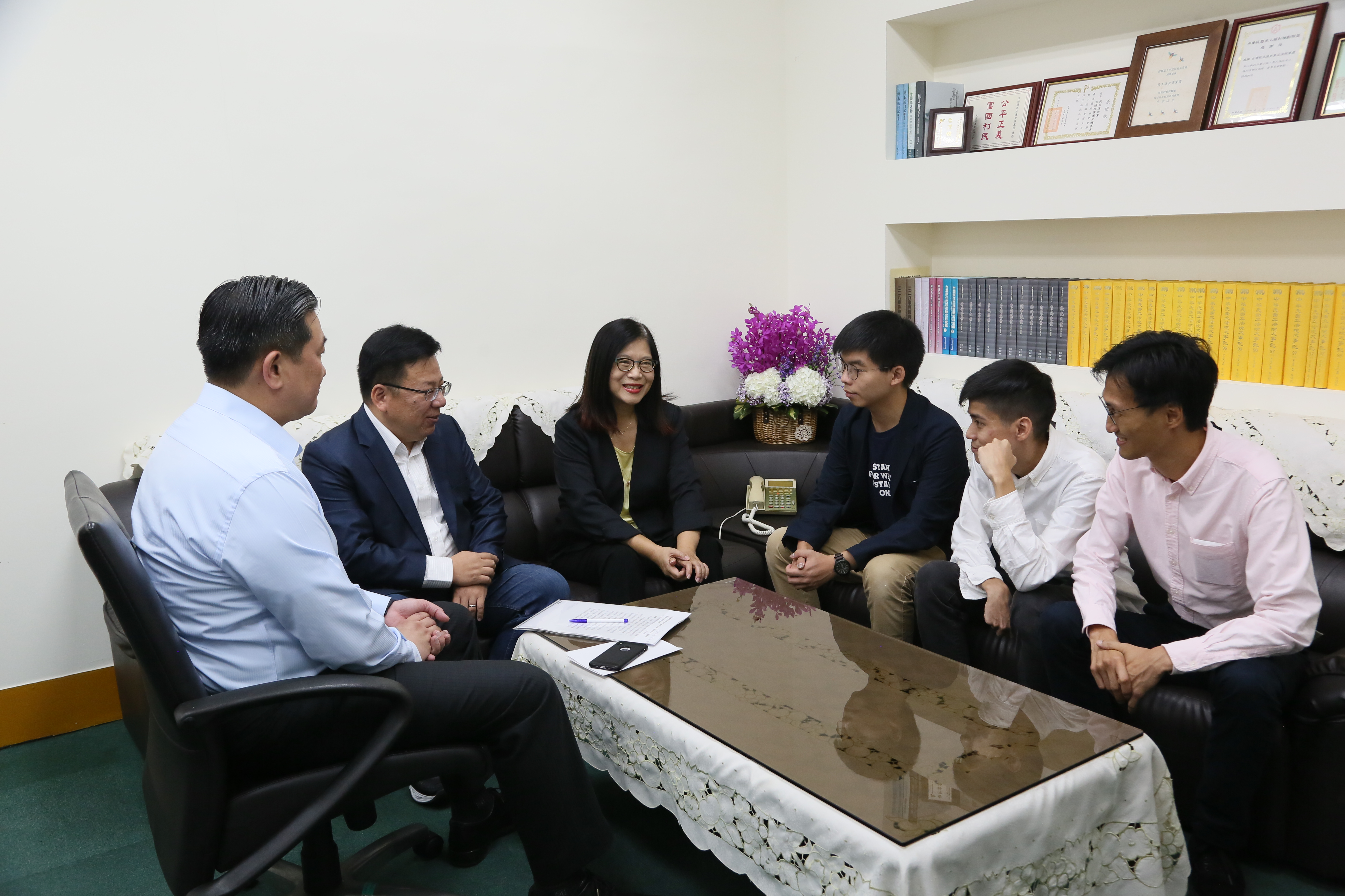 香港眾志祕書長黃之鋒（右3）一行人上午拜會民進黨團。（民進黨團提供）