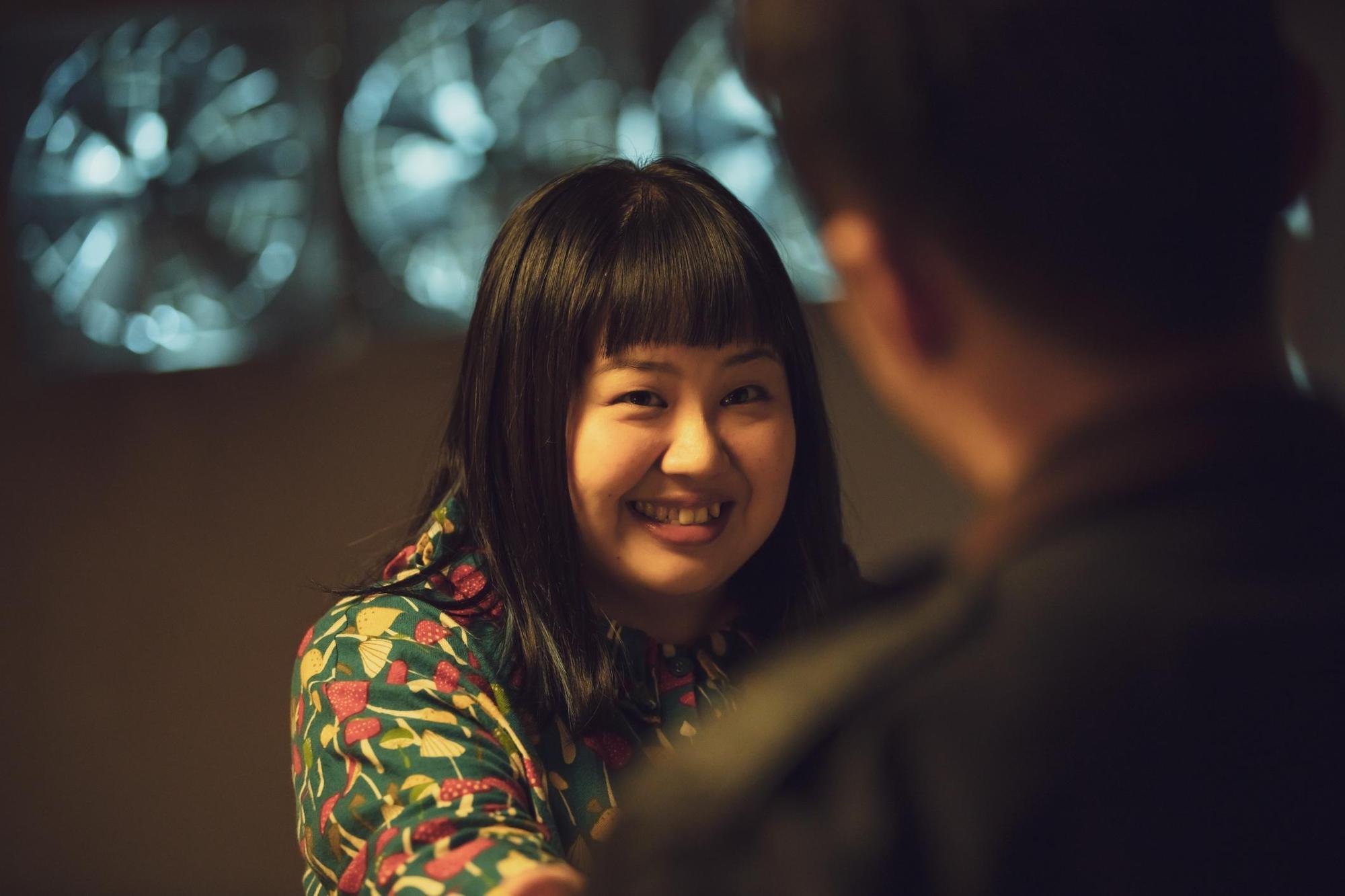 朵朵中邪時,阿海為了救朵朵,將她喚回,給了朵朵一個大擁抱。(LINE TV提供)