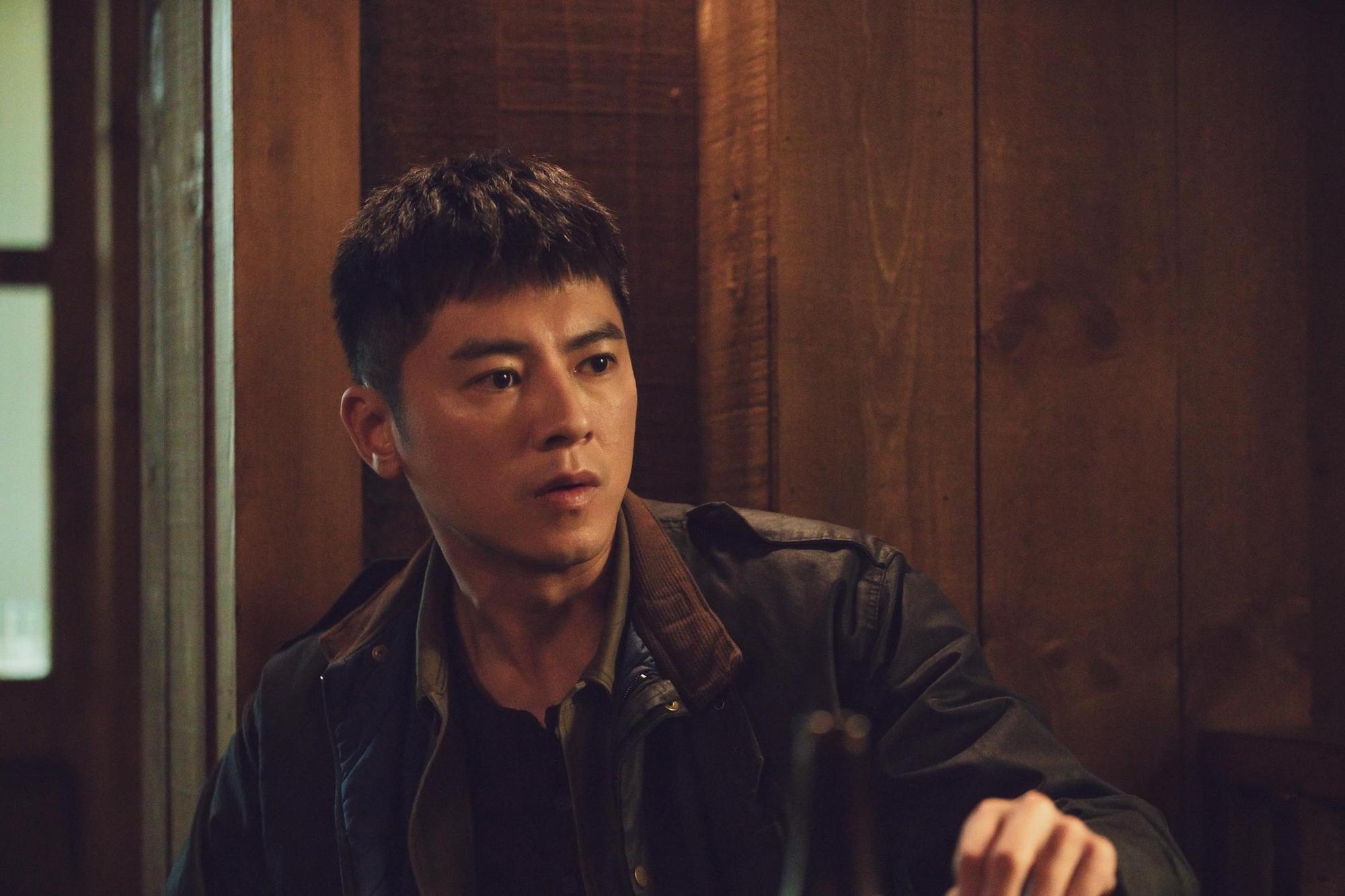 阿海(李國毅 飾演)終於見到爸爸(太保 飾演)的靈魂,能夠道歉與好好說再見。(LINE TV提供)