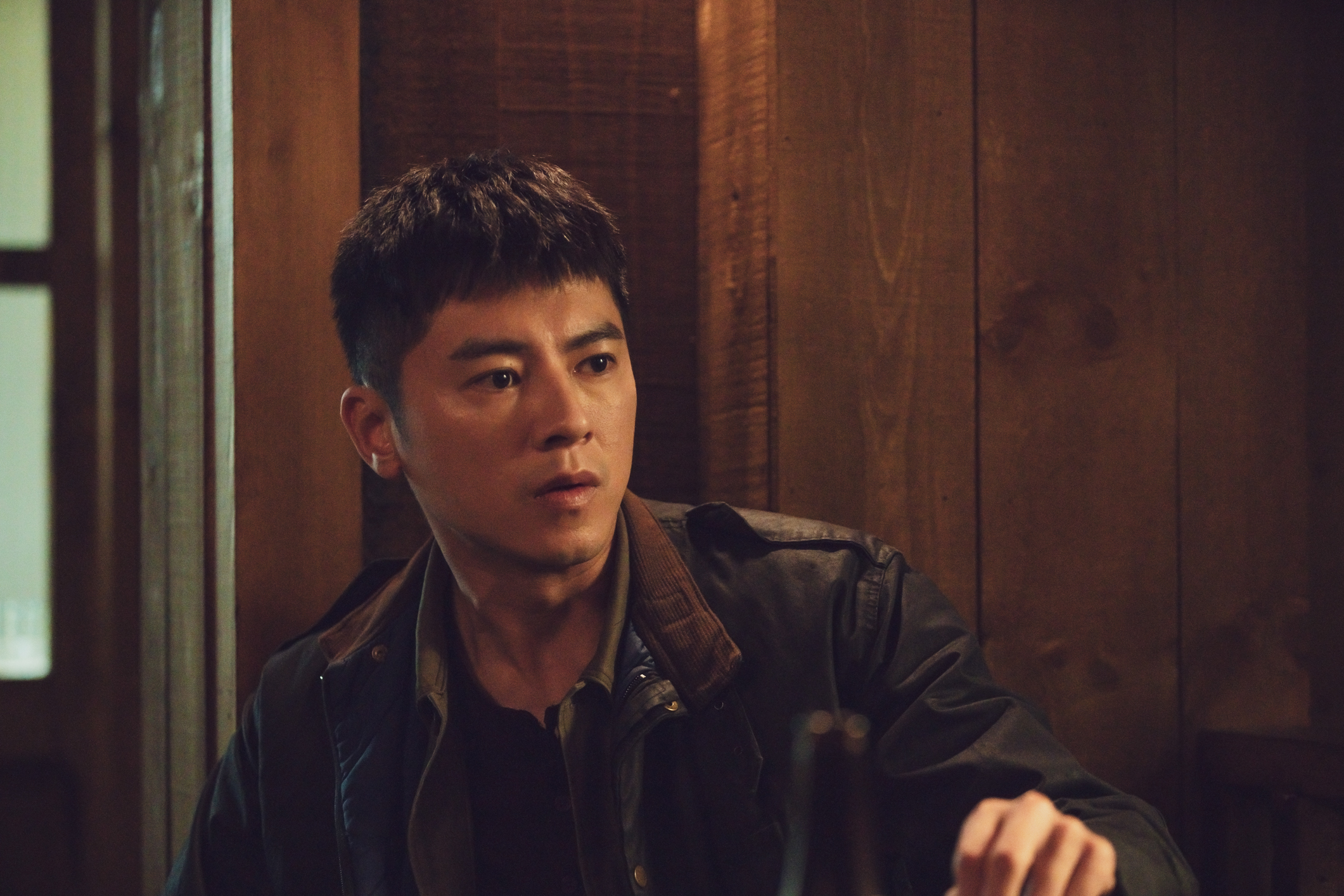 阿海(李國毅 飾演)終於見到爸爸(太保 飾演)的靈魂,能夠道歉與好好說再見。(LINE TV提供)