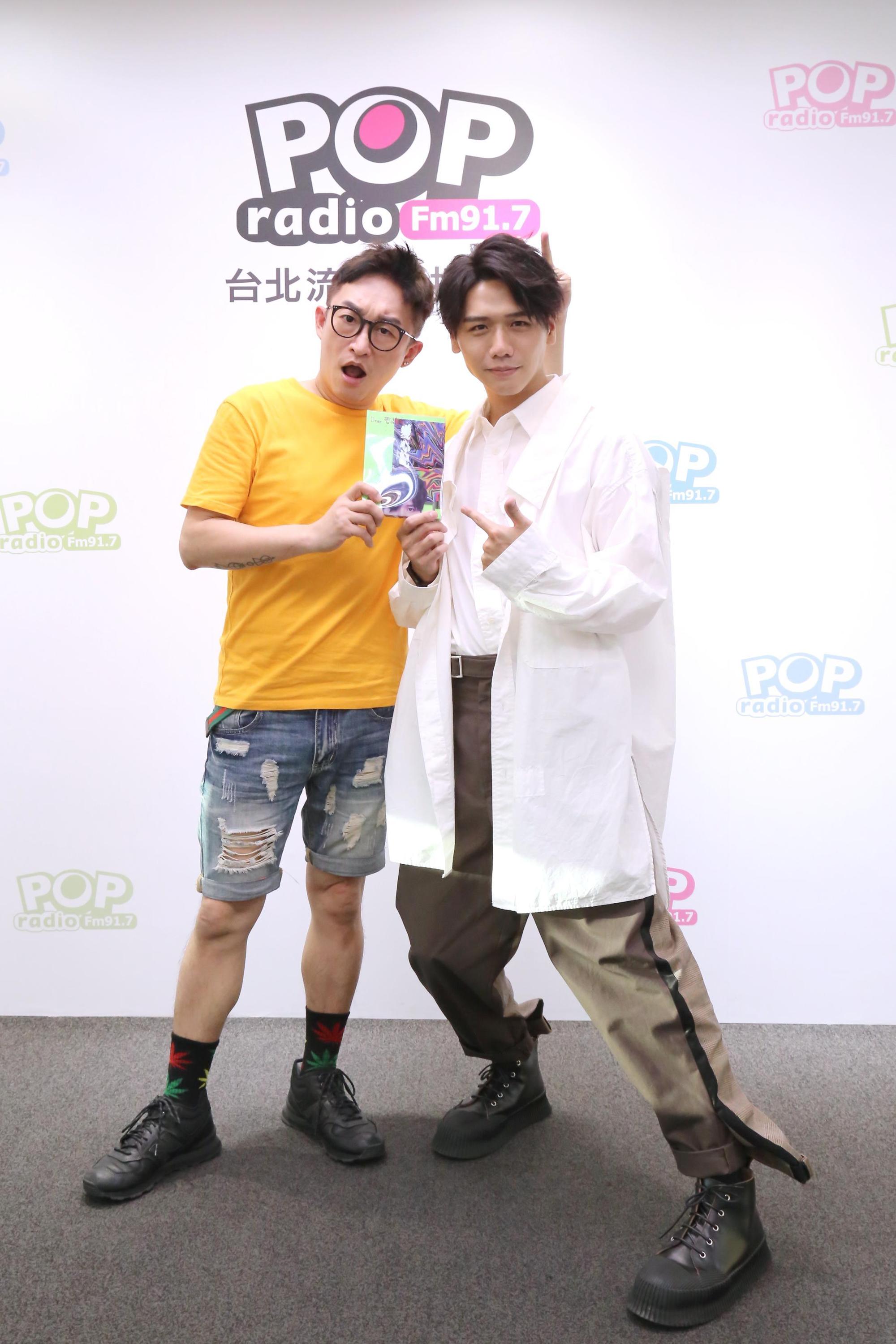 蔡旻佑為新專輯《變心記》上POP Radio《音樂咬耳朵》節目,接受主持人哲緯(左)訪問。(POP Radio提供)
