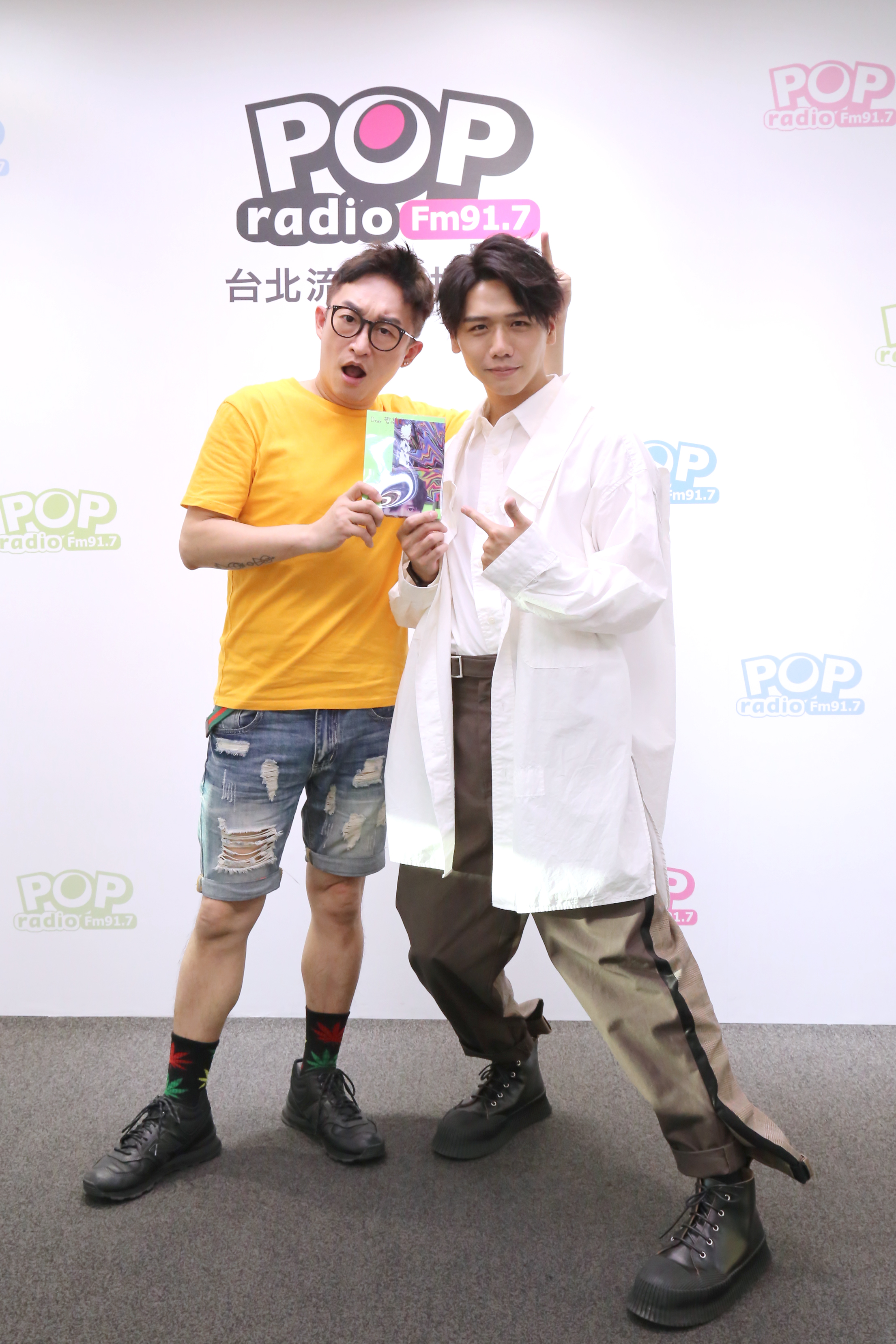 蔡旻佑為新專輯《變心記》上POP Radio《音樂咬耳朵》節目,接受主持人哲緯(左)訪問。(POP Radio提供)