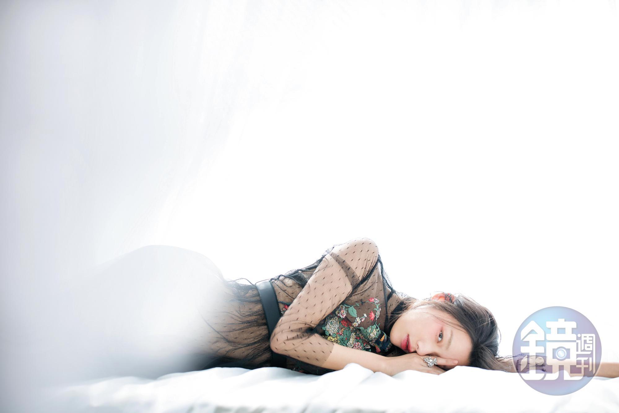 黑色刺繡透視洋裝 NT$44,800 by REDValentino 　Ice Crack戒指套組 NT$14,900 by SWAROVSKI