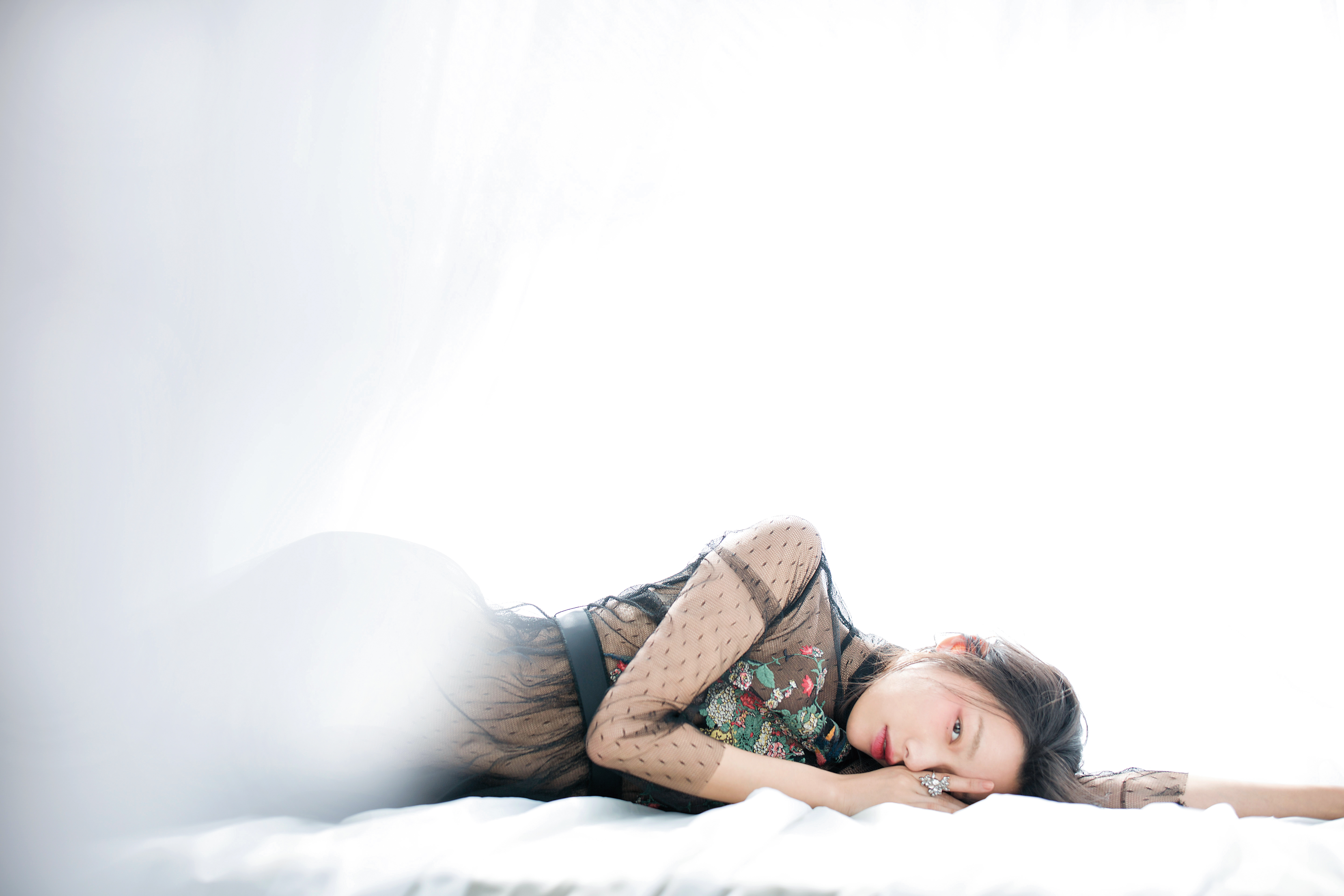 黑色刺繡透視洋裝 NT$44,800 by REDValentino 　Ice Crack戒指套組 NT$14,900 by SWAROVSKI