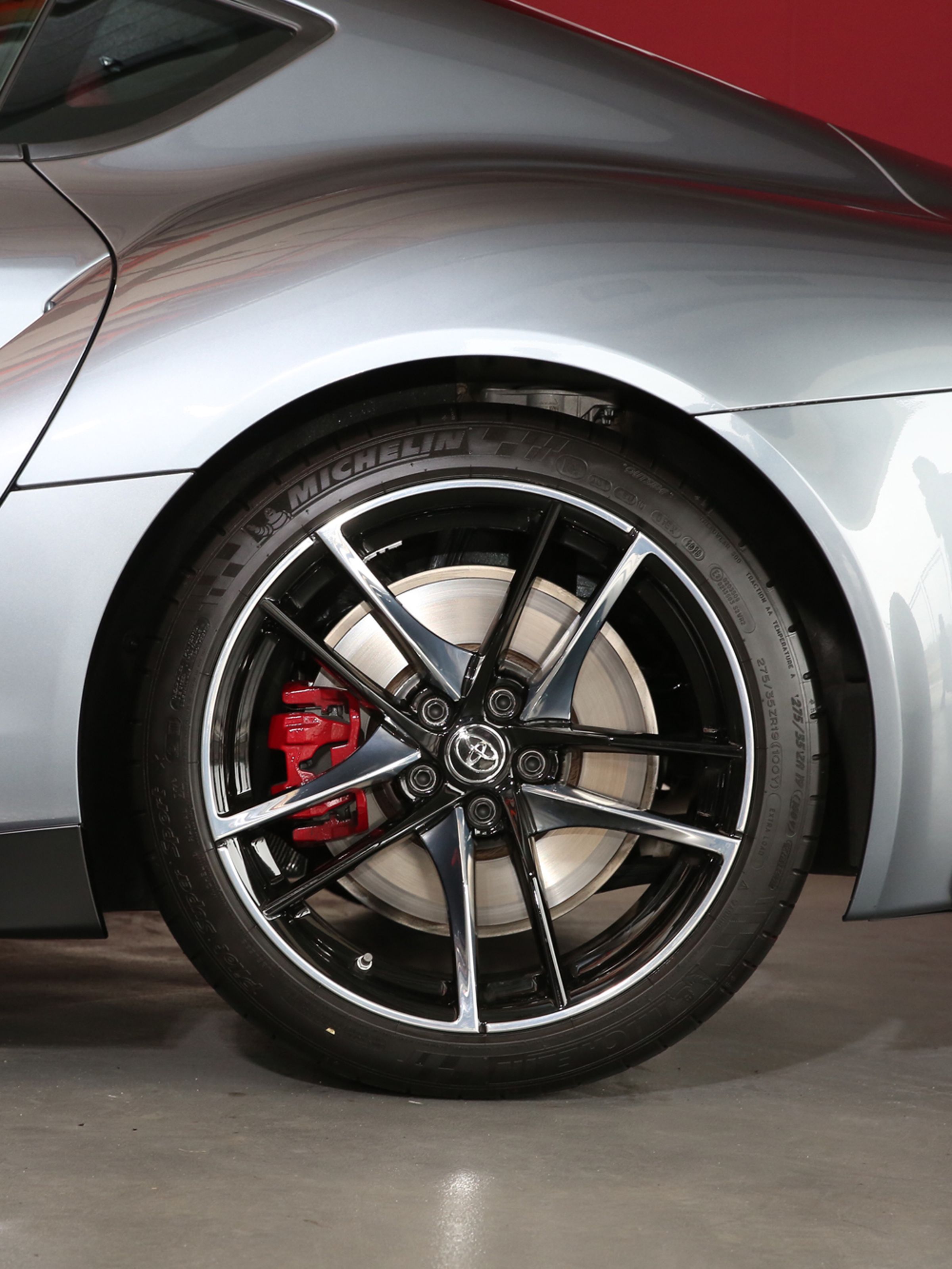較高階的2.0T Premium、3.0T Premium版本標配19 吋鍛造雙色鋁圈，搭配前255 35/ZR 19、後275/35 ZR19 米其林Pilot Super Sport高階性能胎。