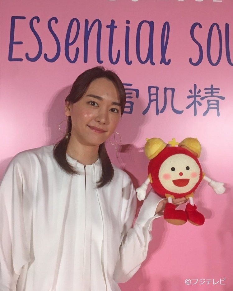 日前新垣結衣出席代言活動,被媒體拍到俏臉腫成「麵龜」的劣化照。。(翻攝自日網)