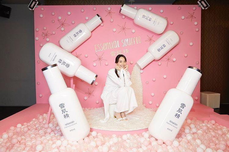 在品牌官方釋出的照片中，新垣結衣托腮賣萌，高顏值依舊。（翻攝自雪肌精IG）