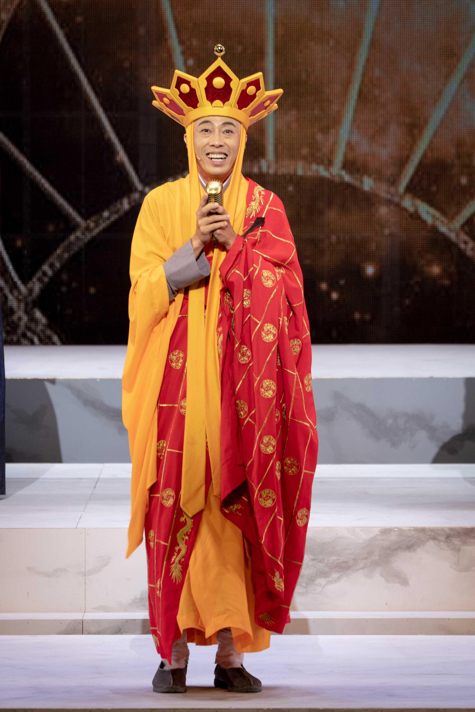 馬念先飾演的唐僧被邊緣化,負責清潔廁所。(耳東劇團提供)
