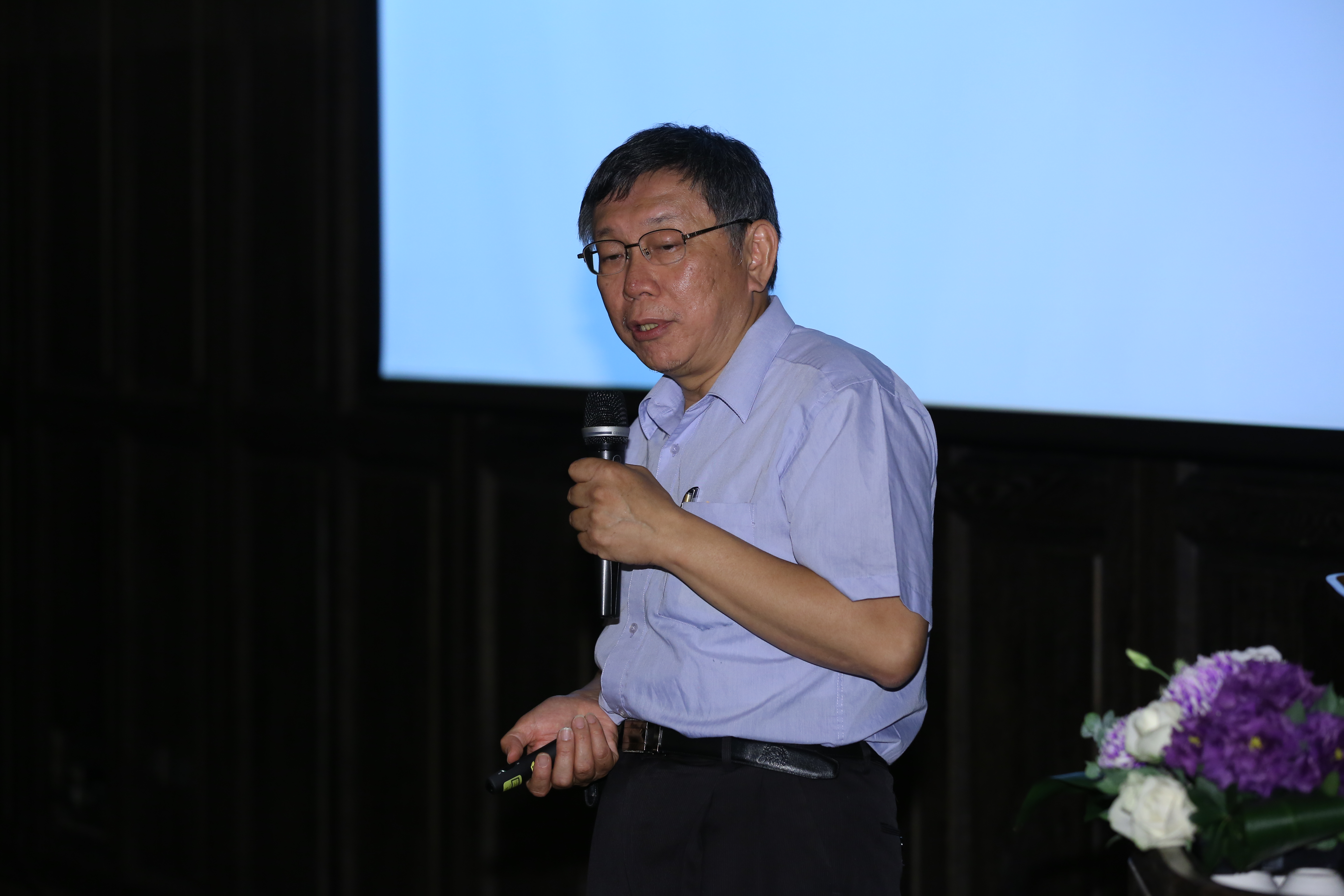 台北市長柯文哲被記者問到學姊黃瀞瑩跟林志玲誰漂亮，柯P竟脫口而出「林志玲已經嫁人懷孕了」。