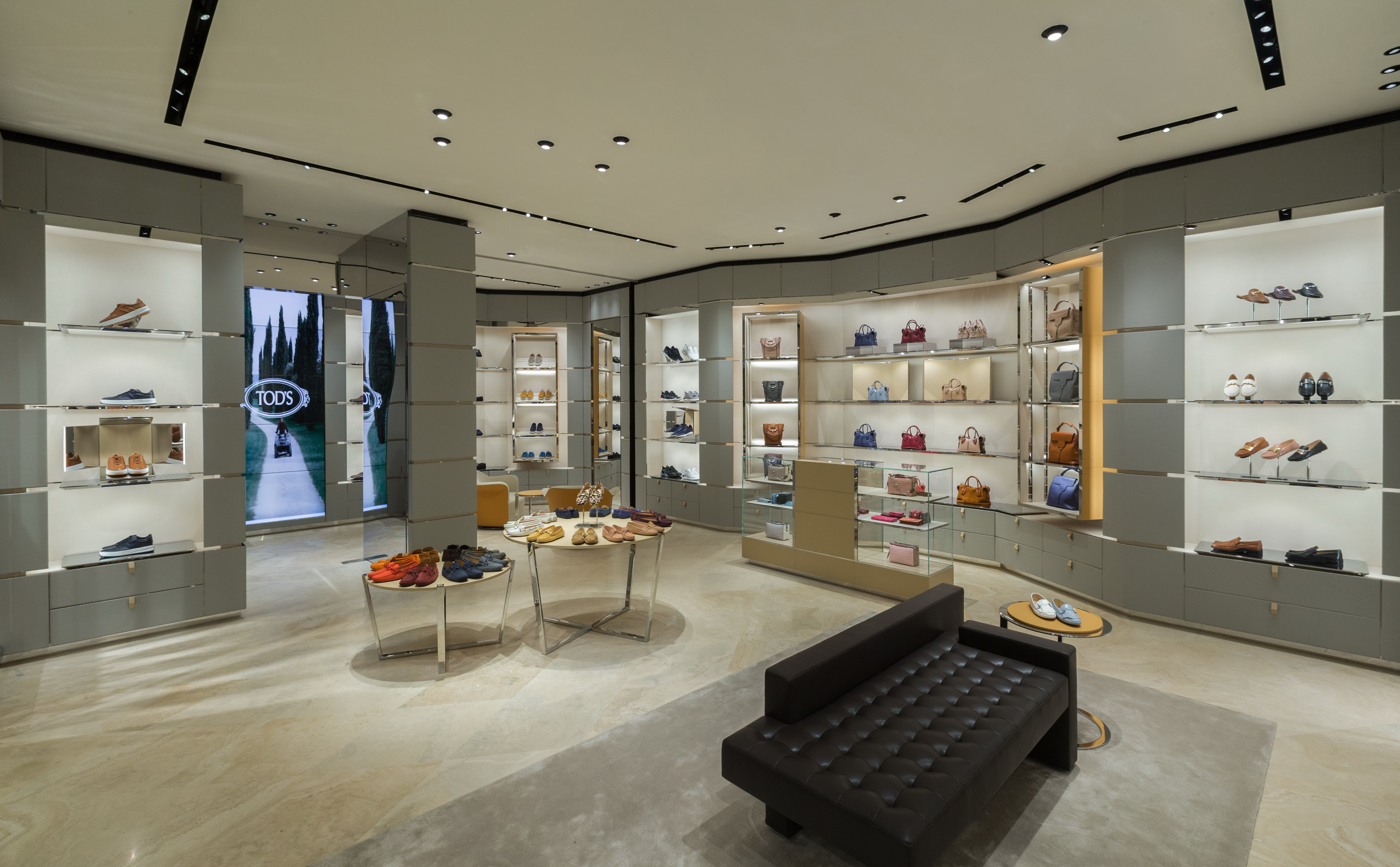 TOD’S台中新光三越概念店高雅明亮，讓顧客有賓至如歸的舒適感。（迪生提供）