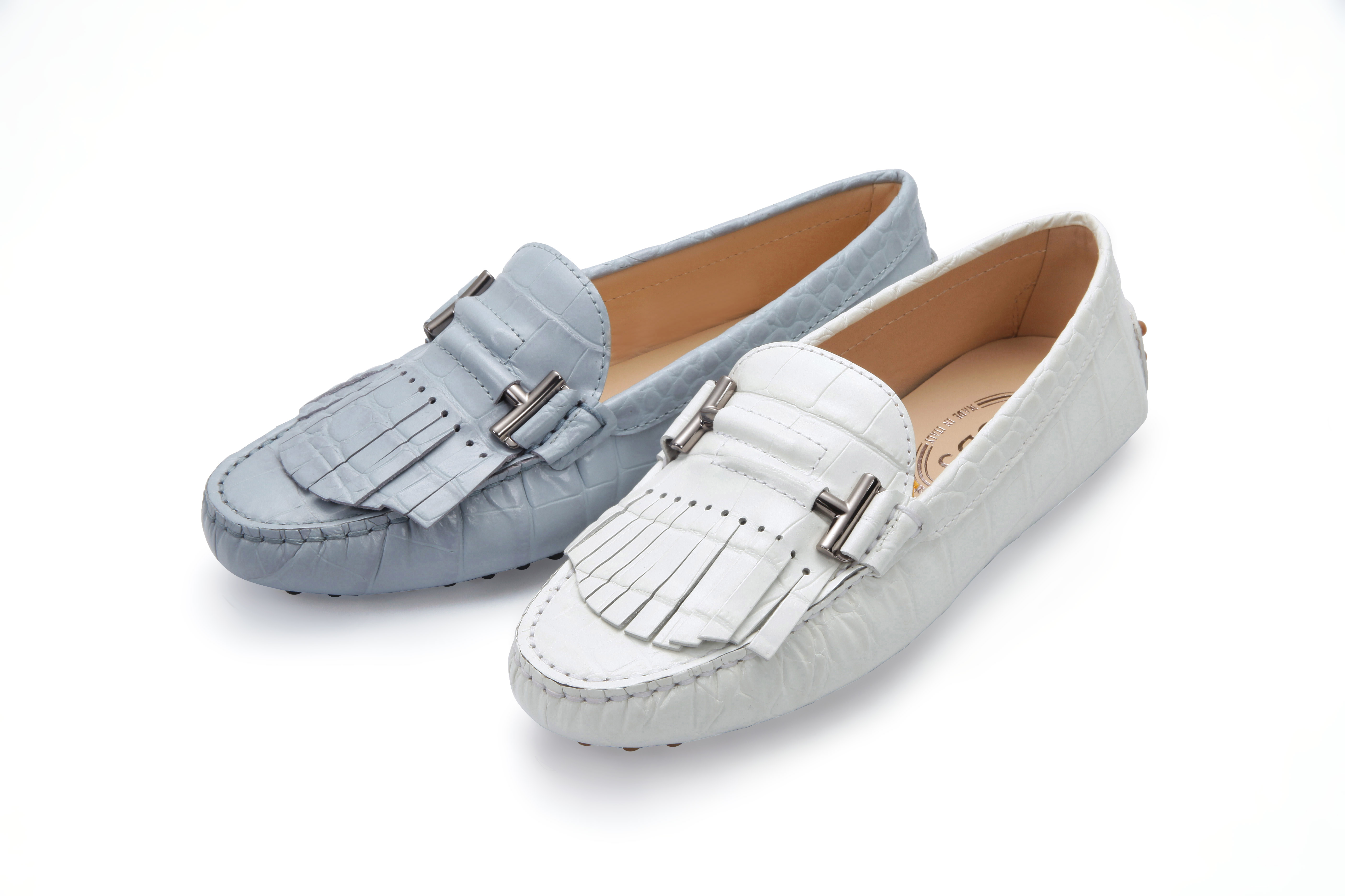 TOD'S鱷魚壓紋皮革流蘇飾釦豆豆鞋，各NT$21,600。（迪生提供）