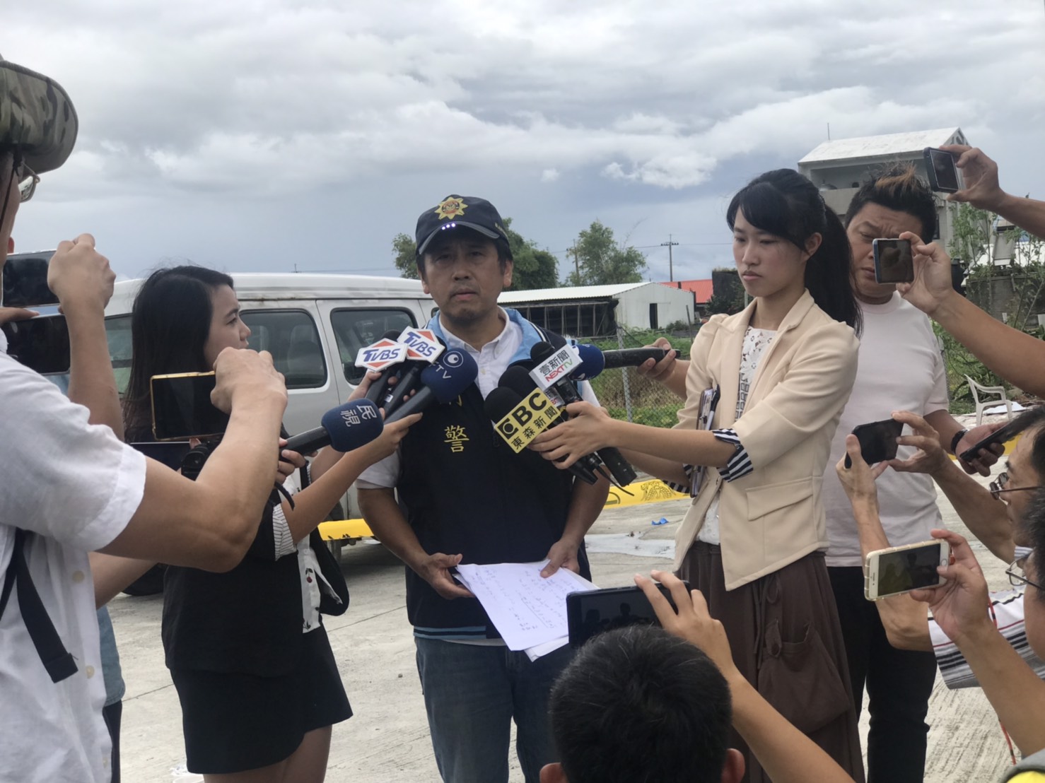 警方在開挖被害人骨骸後簡單對外說明案情。(翻攝畫面)