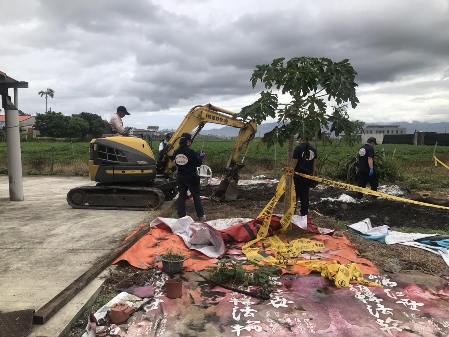 新北泰山區發生駭人聽聞殺人焚屍埋屍案,警方前往宜蘭埋屍地點開挖。(翻攝畫面)