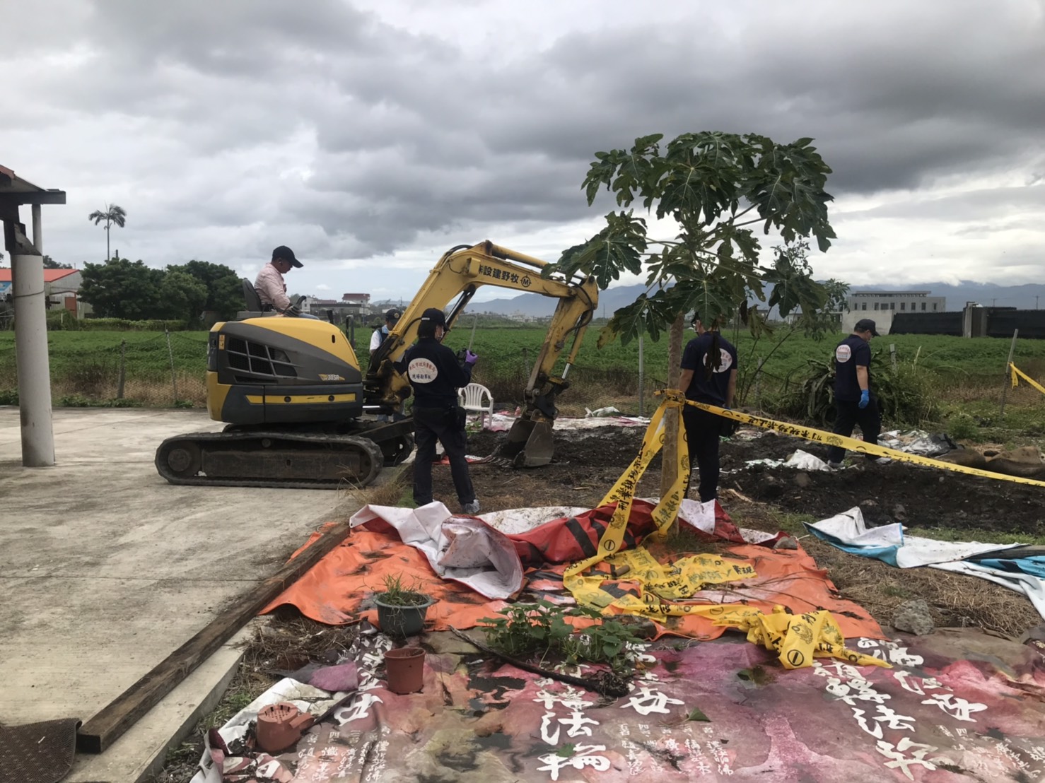 新北泰山區發生駭人聽聞殺人焚屍埋屍案，警方前往宜蘭埋屍地點開挖。（翻攝畫面）