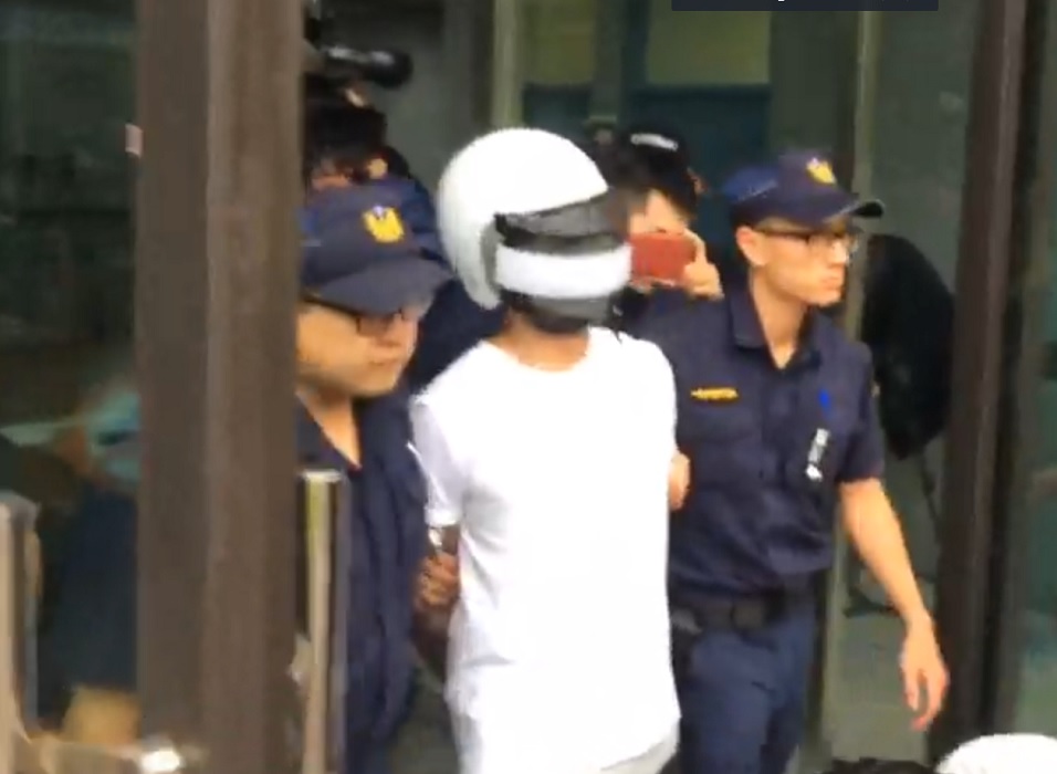 涉嫌殺害施姓地下錢莊兇嫌下午遭警方依殺人等罪嫌移送法辦。(翻攝畫面)