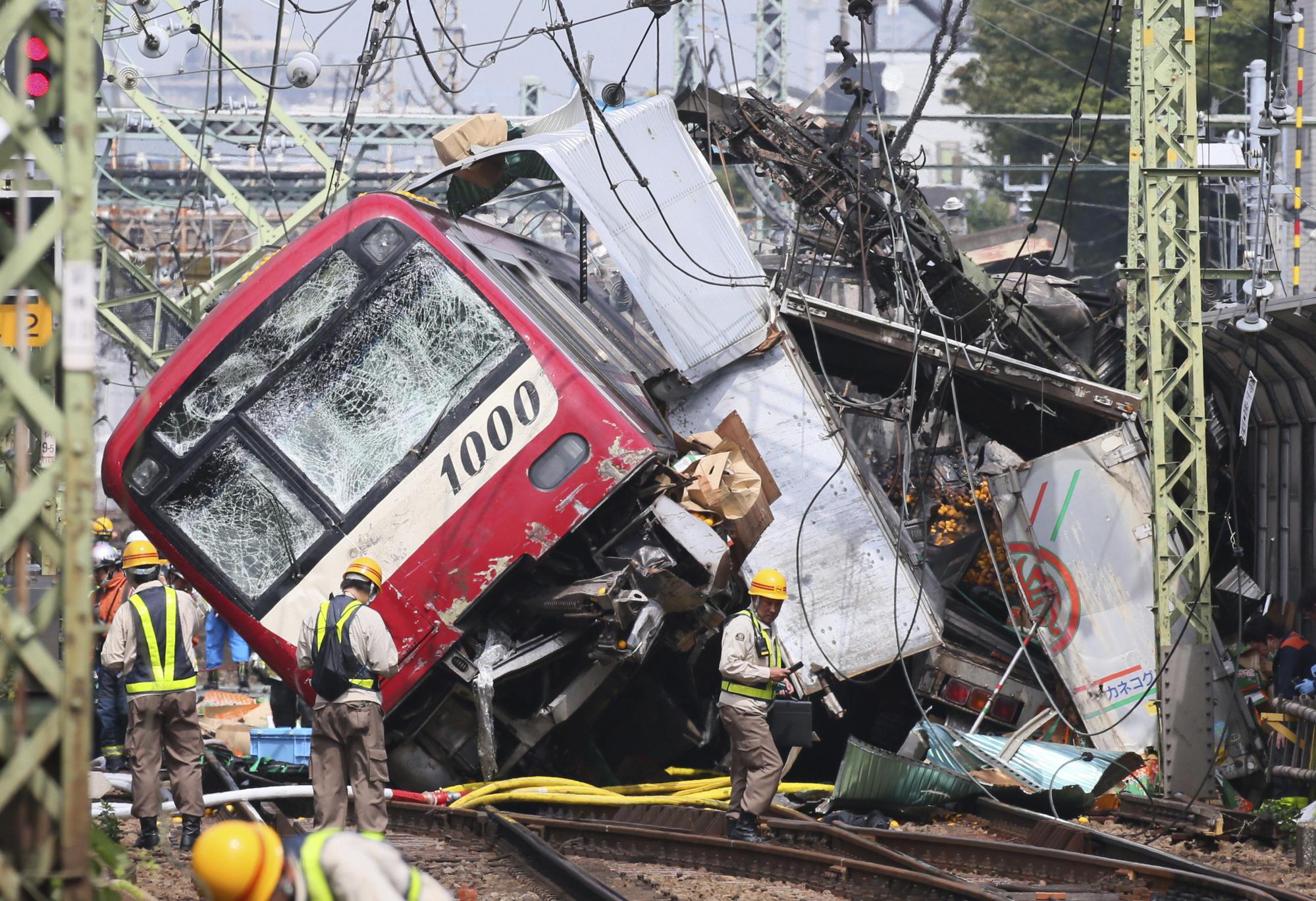 日本京急線電車疑撞上拋錨在軌道上的卡車,導致嚴重事故。(東方IC)
