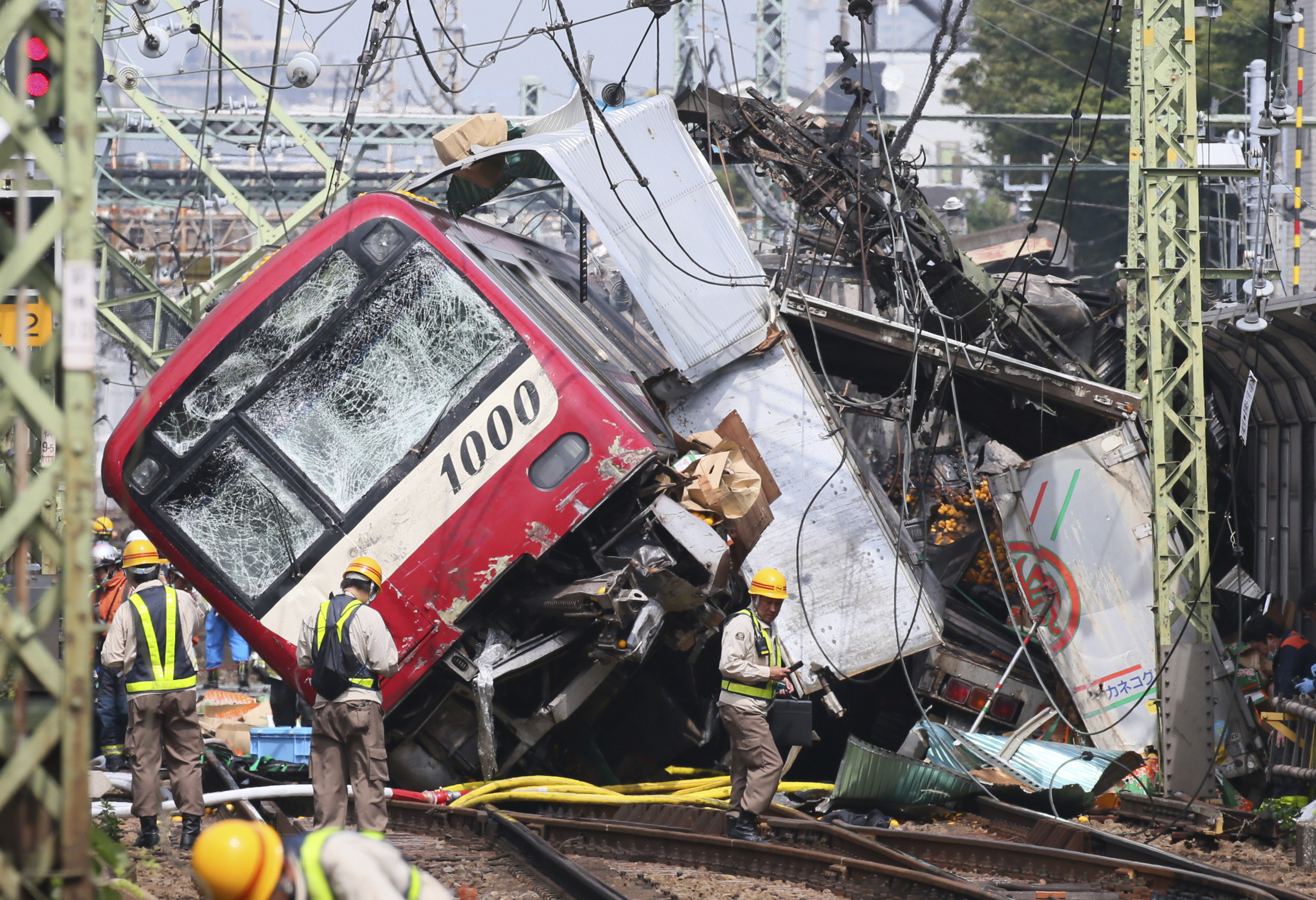 日本京急線電車疑撞上拋錨在軌道上的卡車，導致嚴重事故。（東方IC）