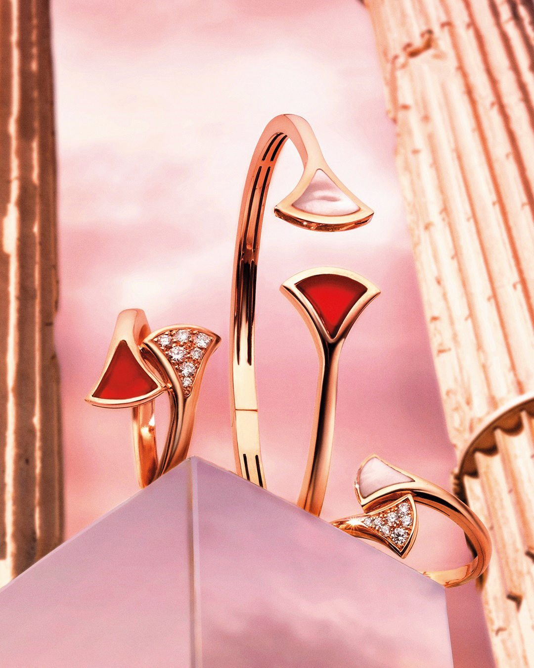 Divas' Dream系列玫瑰金紅玉髓鑲鑽戒指(左起) NT$63,400、18K玫瑰金紅玉髓與珍珠母貝手環 NT$133,100、玫瑰金珍珠母貝鑲鑽戒指 價格店洽(寶格麗提供)
