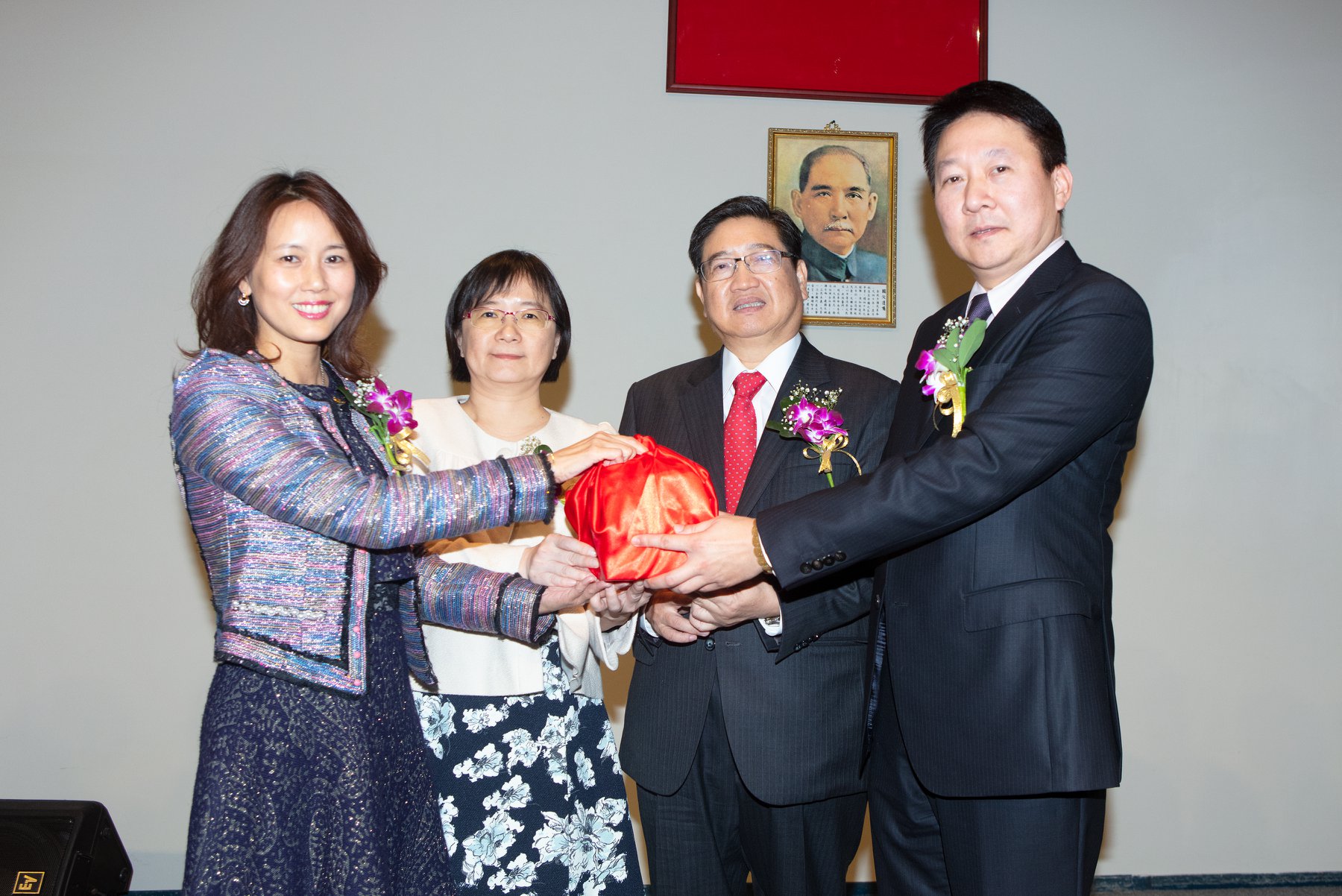 前媒體人李猶龍(右1)受縣長楊文科(右2)延攬,出任文化局長,因公務車私用遭檢調約談,今日下午辭職獲准。(翻攝自李猶龍臉書))