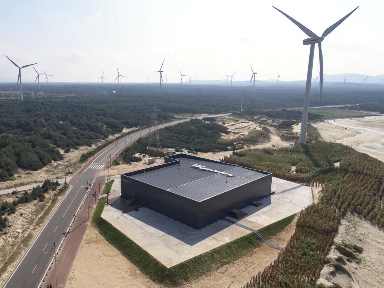 Porsche Taycan於中國福建省發表，距離福州市約150公里的平潭島的風力發電廠象徵風力發電能源運用。