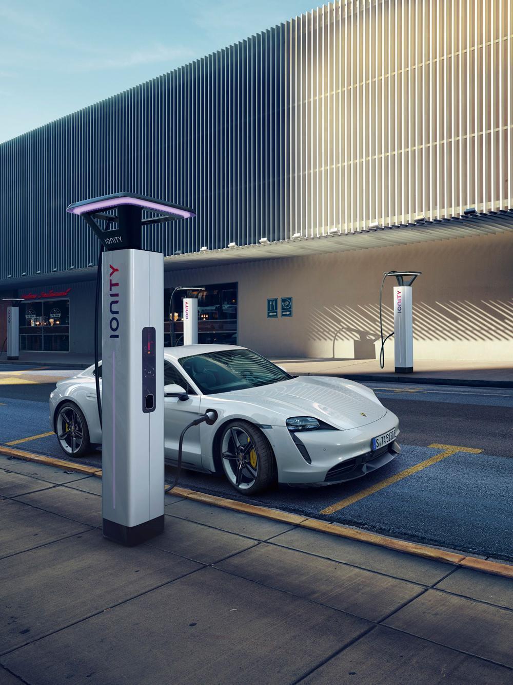 針對台灣市場Porsche Taycan 產品規格支援Type 1 (美規)  AC 交流電充電，與CCS1 規格DC直流電快速充電，目前與全國超過1,000座公共交流電充電設施相容。