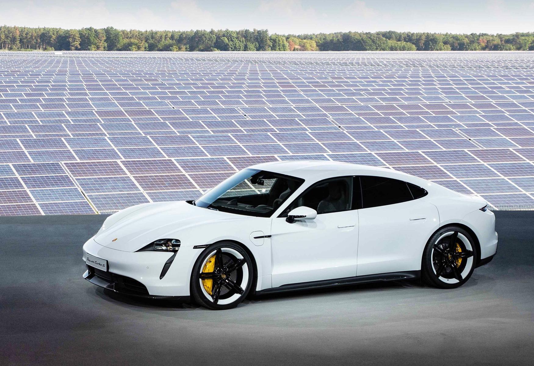 Porsche Taycan於柏林旁邊的新哈登貝格鎮太陽能發電廠發表，代表太陽能潔淨能源。