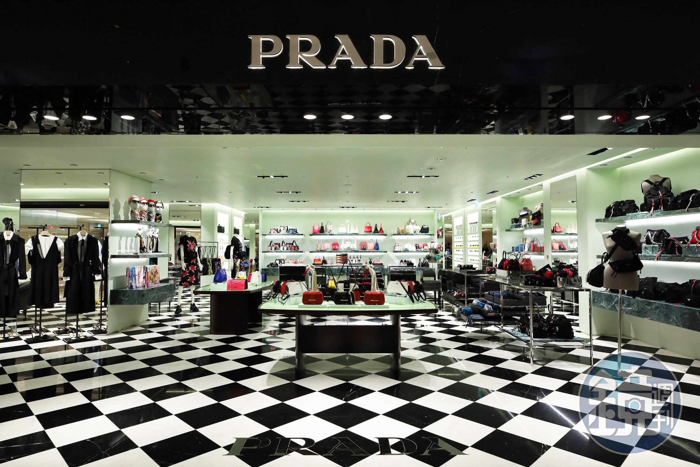 PRADA兩間圈心男女裝專門店落成於高雄漢神百貨，於今日盛大開幕。（PRADA提供）