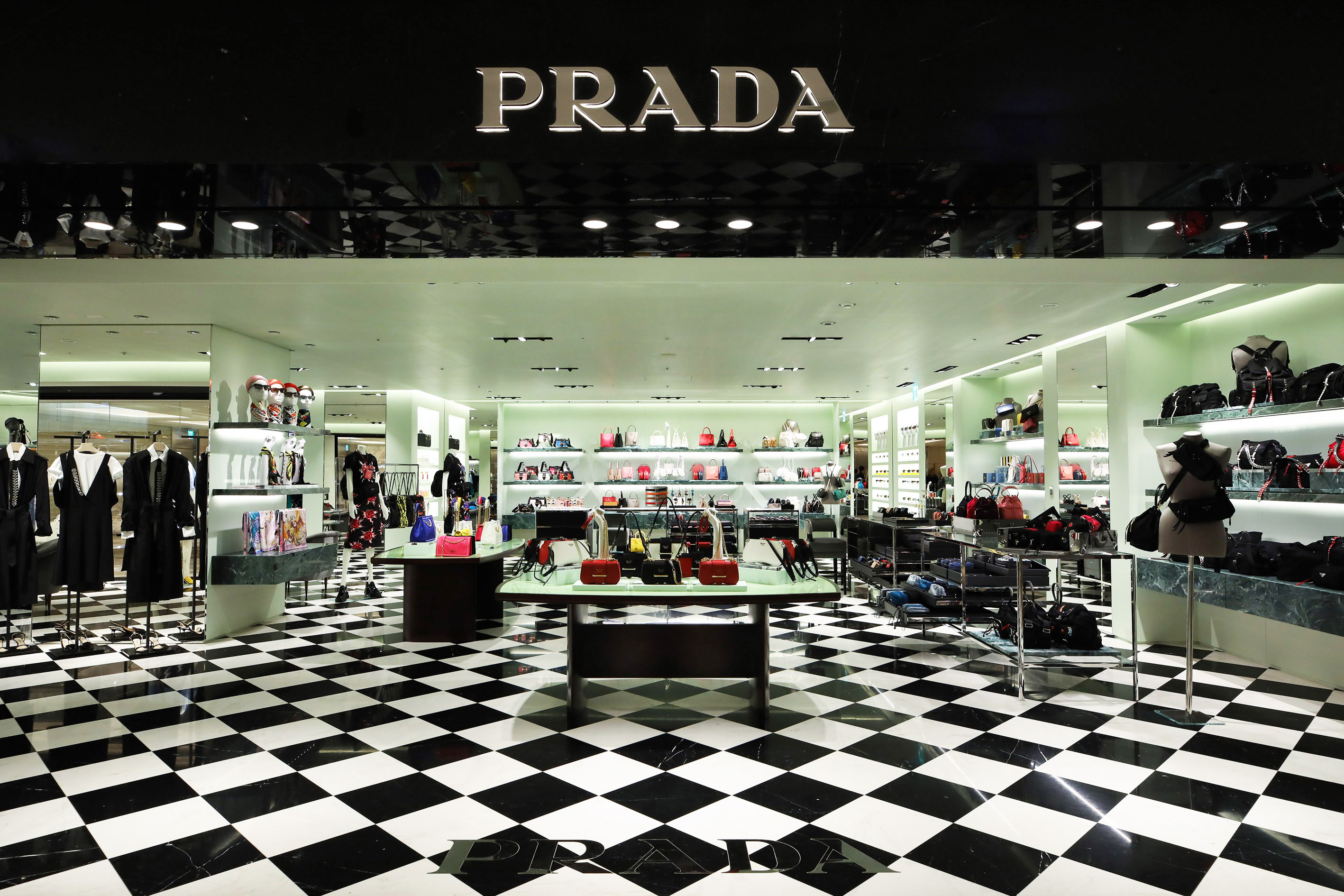 PRADA兩間圈心男女裝專門店落成於高雄漢神百貨，於今日盛大開幕。（PRADA提供）