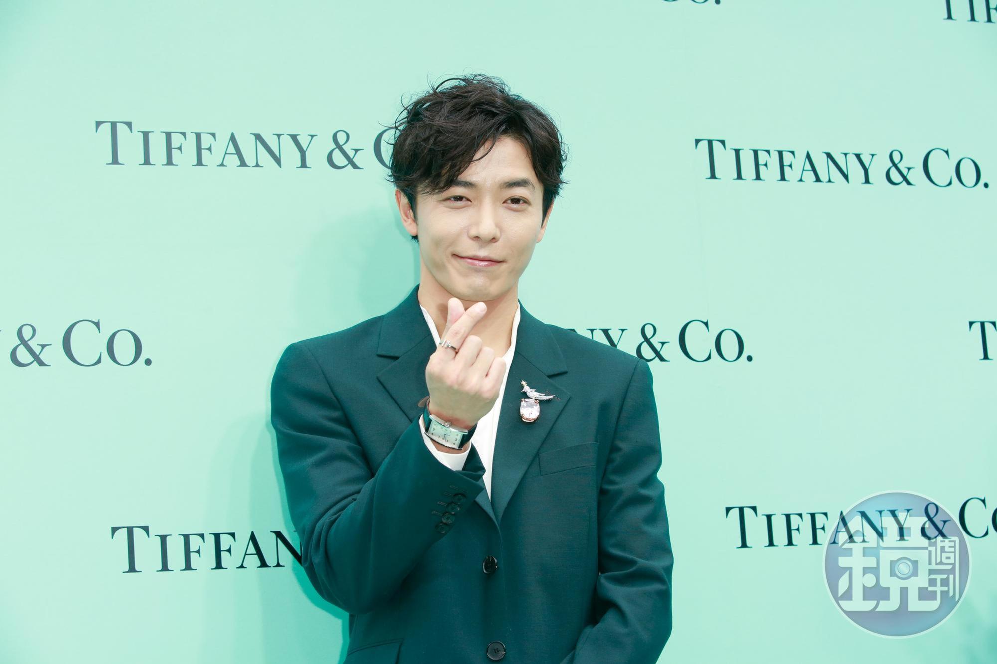 韓星金材昱出席珠寶品牌TIFFANY & CO.「美鑽傳奇主題展」活動，親切向粉絲比手指愛心。