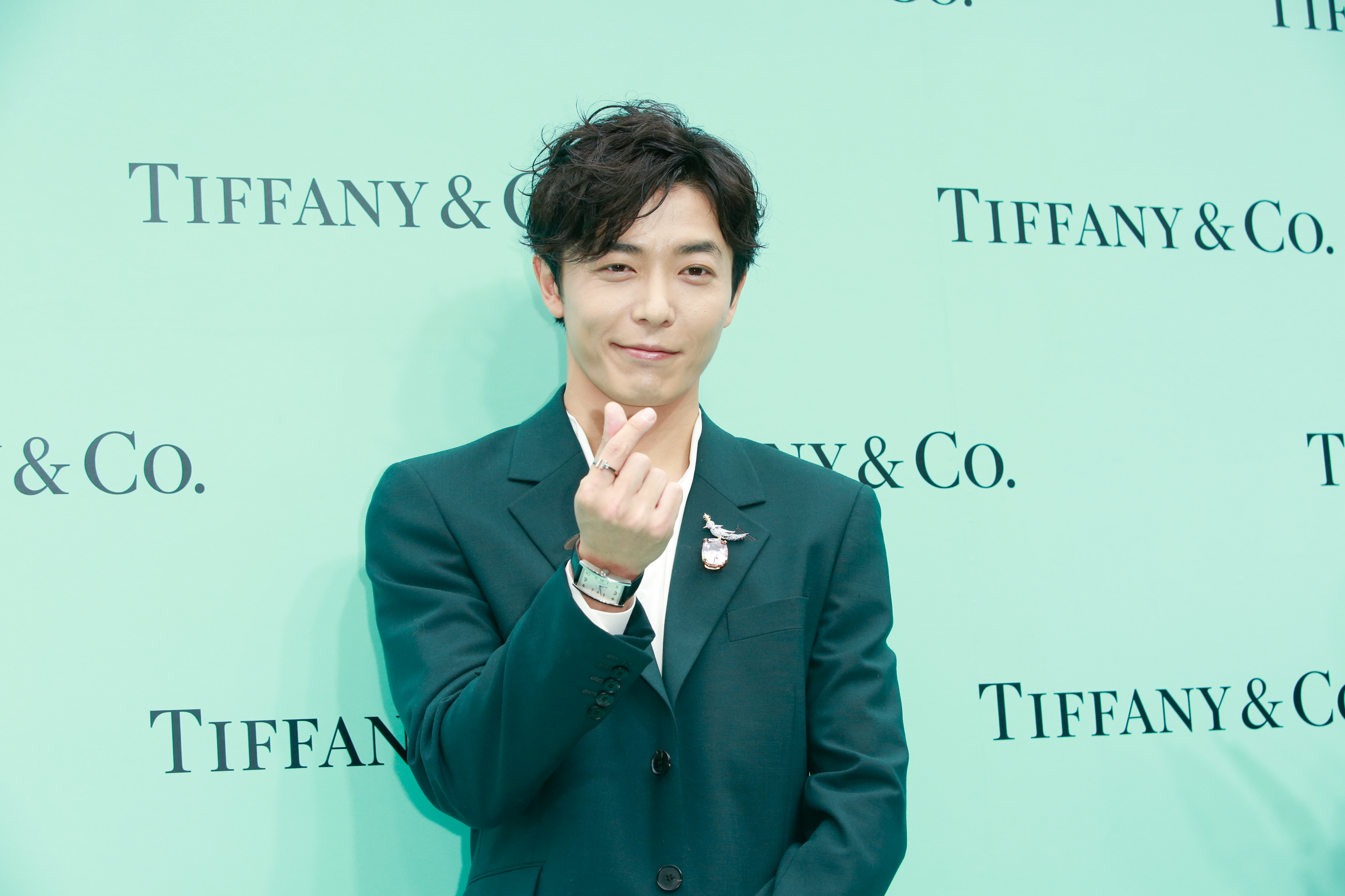 韓星金材昱出席珠寶品牌TIFFANY & CO.「美鑽傳奇主題展」活動，親切向粉絲比手指愛心。